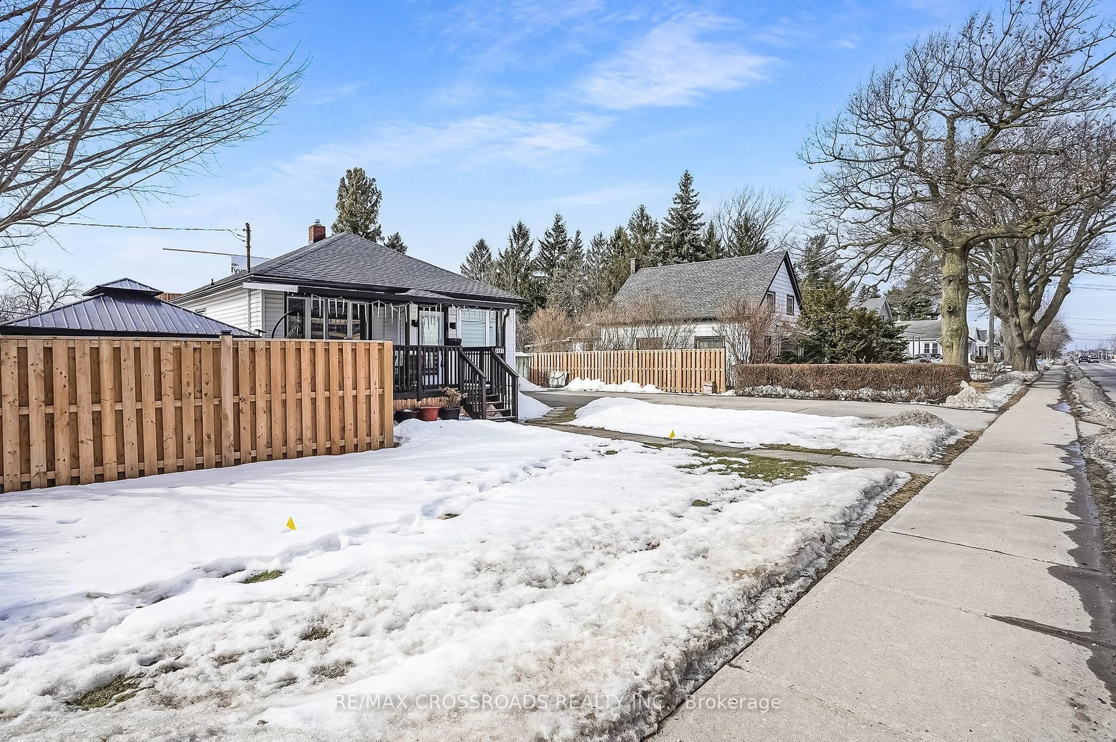 A pic from outside/outdoor area/front of a property/back of a property/a pic from drone, street for 4663 Montrose Rd, Niagara Falls Ontario L2H 1K1