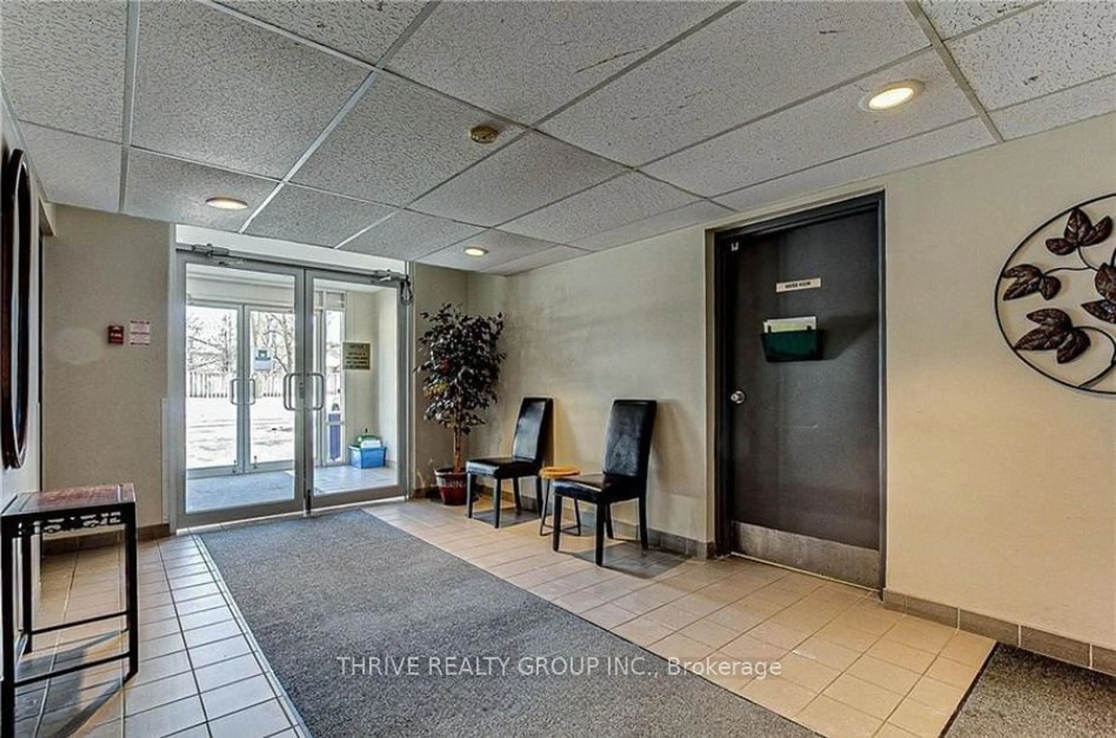 Indoor foyer for 1510 Richmond St #212, London Ontario N6G 4V2