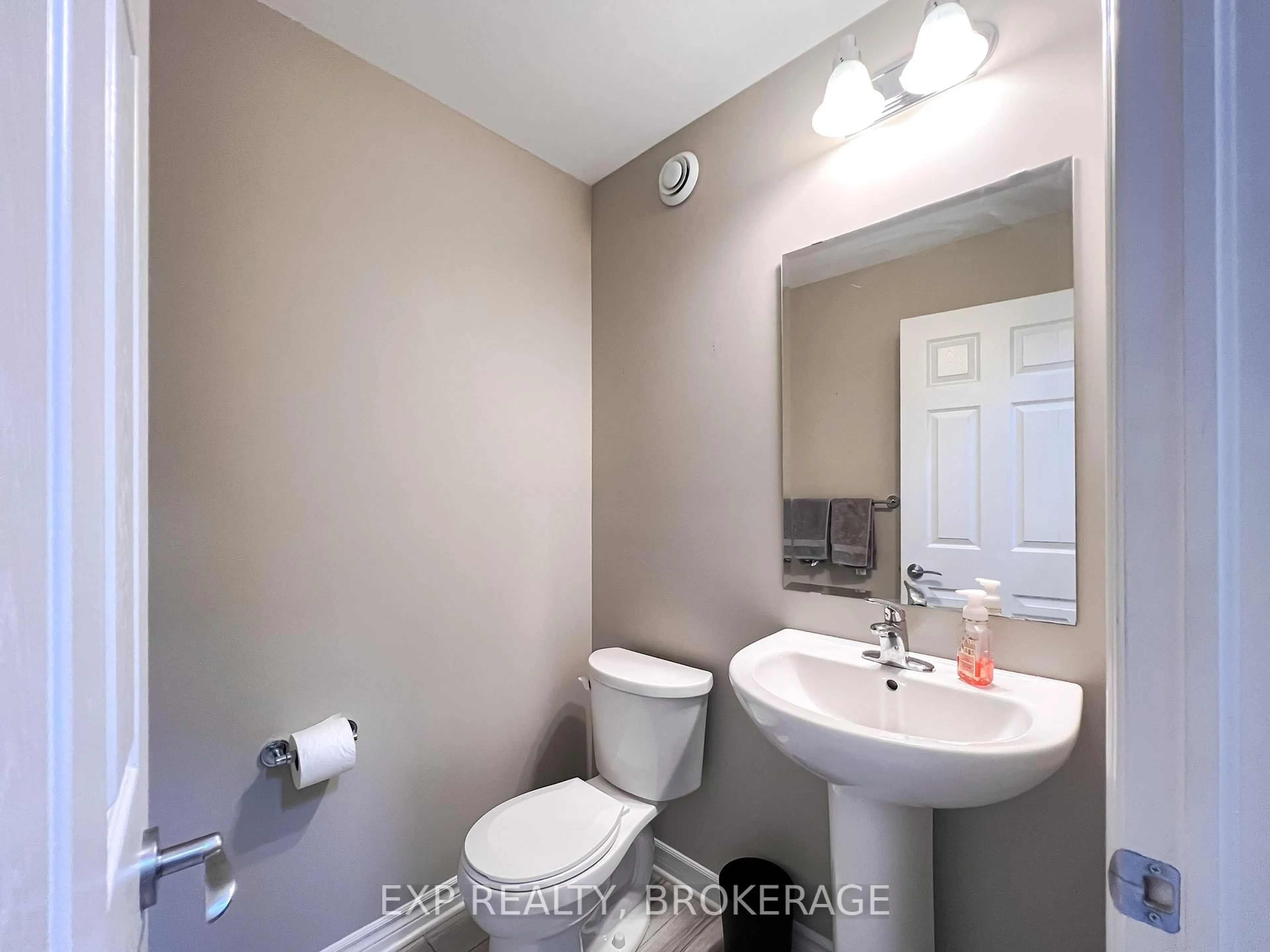 Standard bathroom, ceramic/tile floor for 887 RIVERVIEW Way, Kingston Ontario K7K 0J4