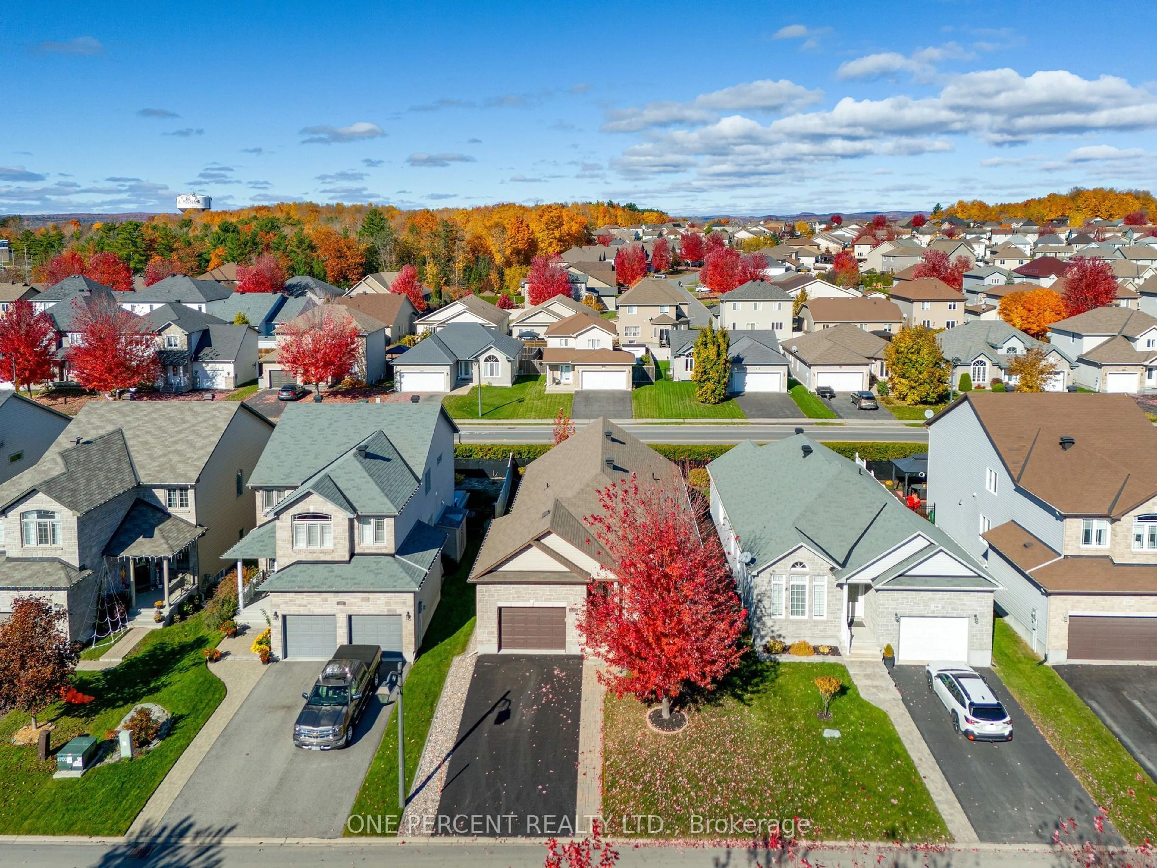 A pic from outside/outdoor area/front of a property/back of a property/a pic from drone, street for 398 Mercury St, Clarence-Rockland Ontario K4K 0G7