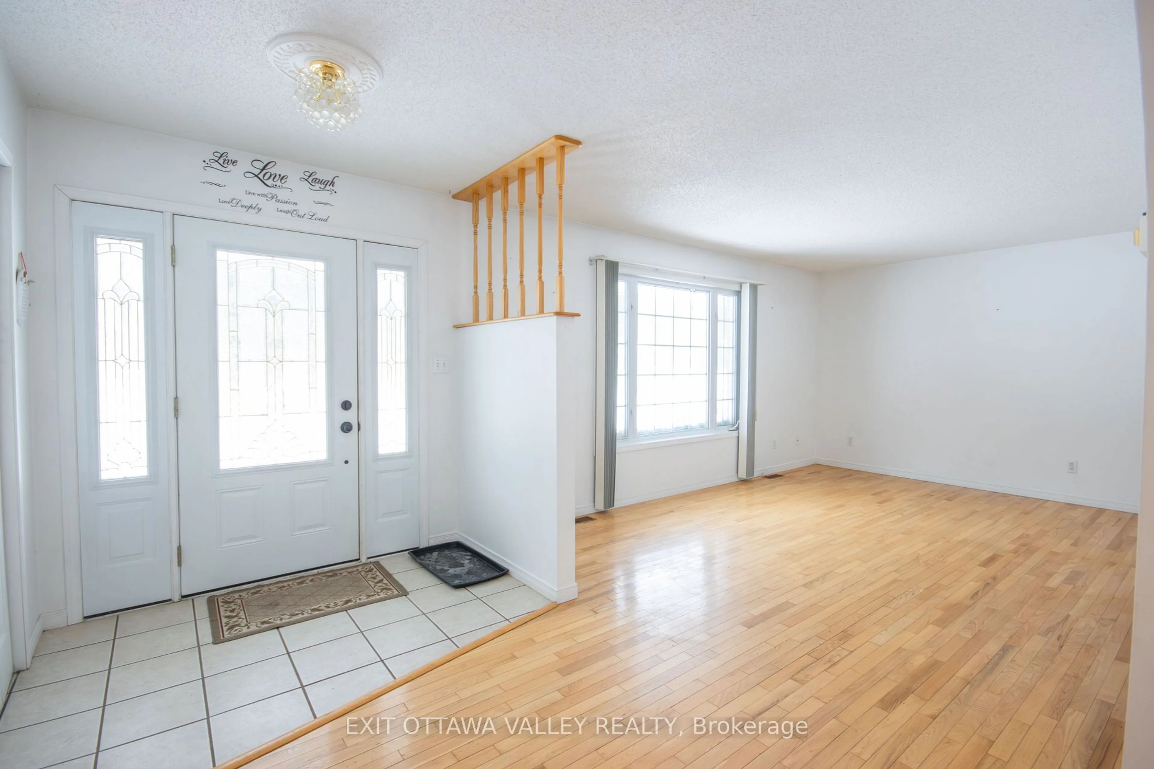 Indoor entryway for 70 Sprucedale Ave, Madawaska Valley Ontario K0J 1B0