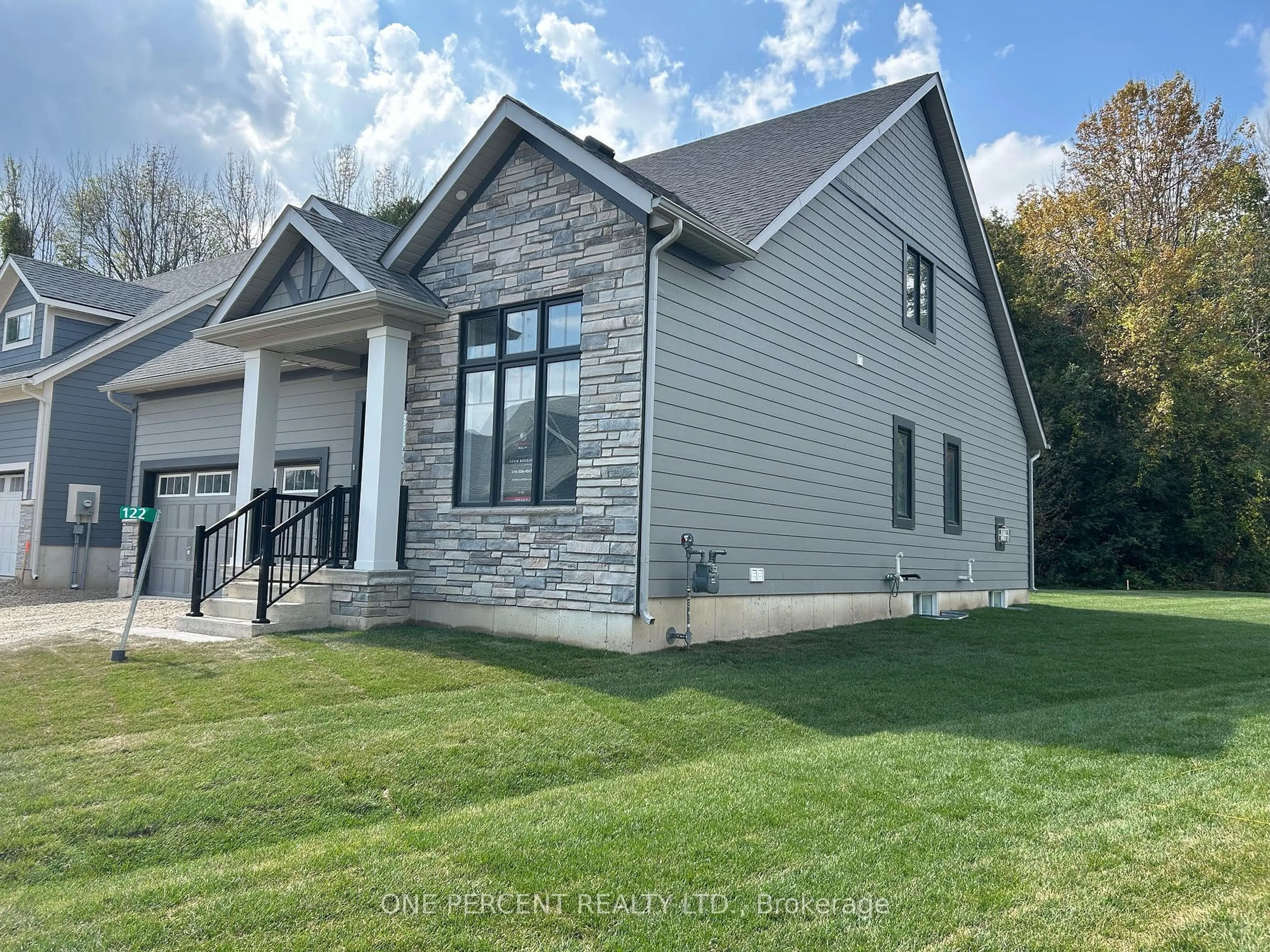 Home with vinyl exterior material, building for 122 Beacon Dr, Blue Mountains Ontario N0H 2P0