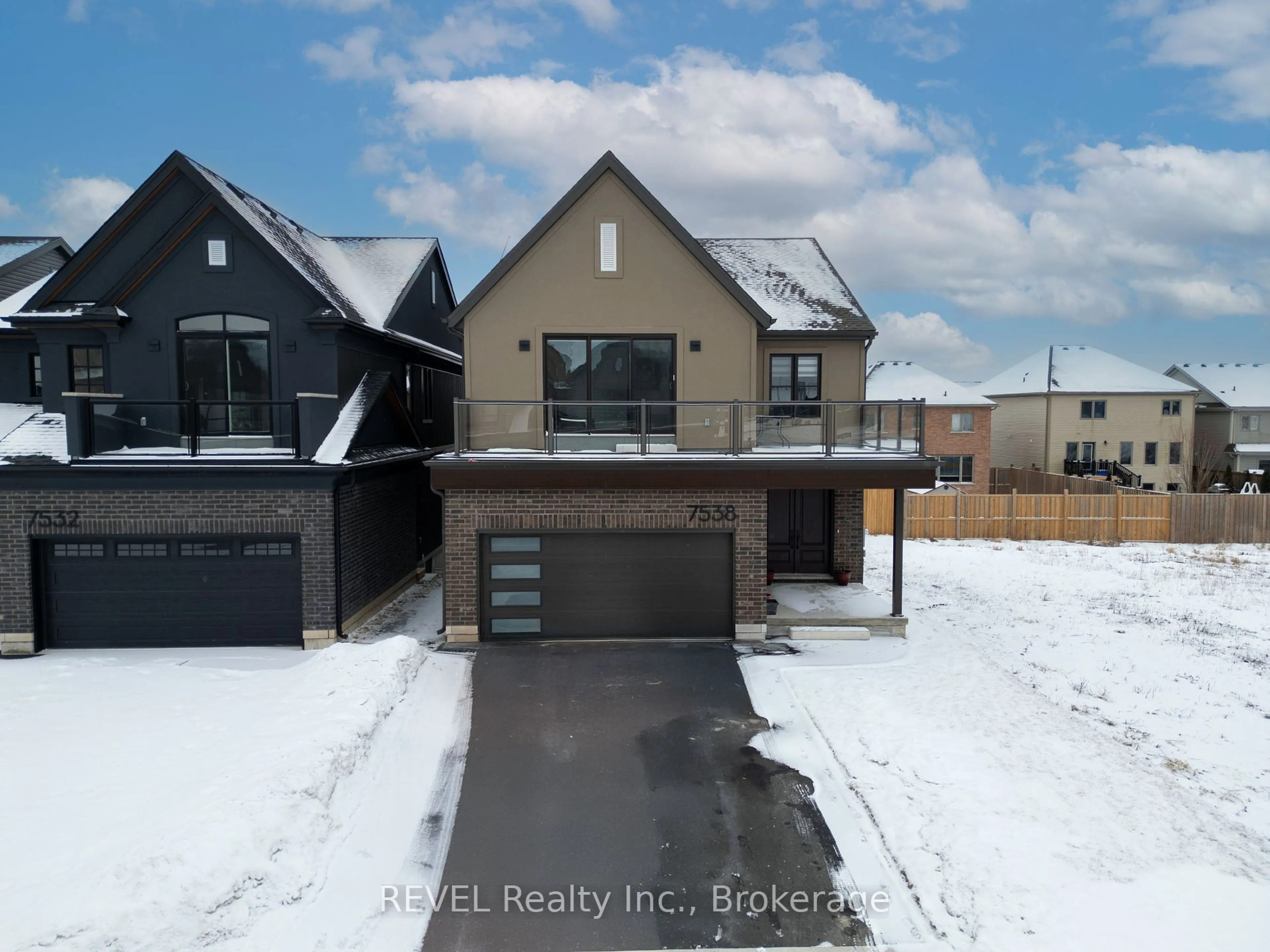 A pic from outside/outdoor area/front of a property/back of a property/a pic from drone, street for 7538 Splendour Dr, Niagara Falls Ontario L2H 3V9