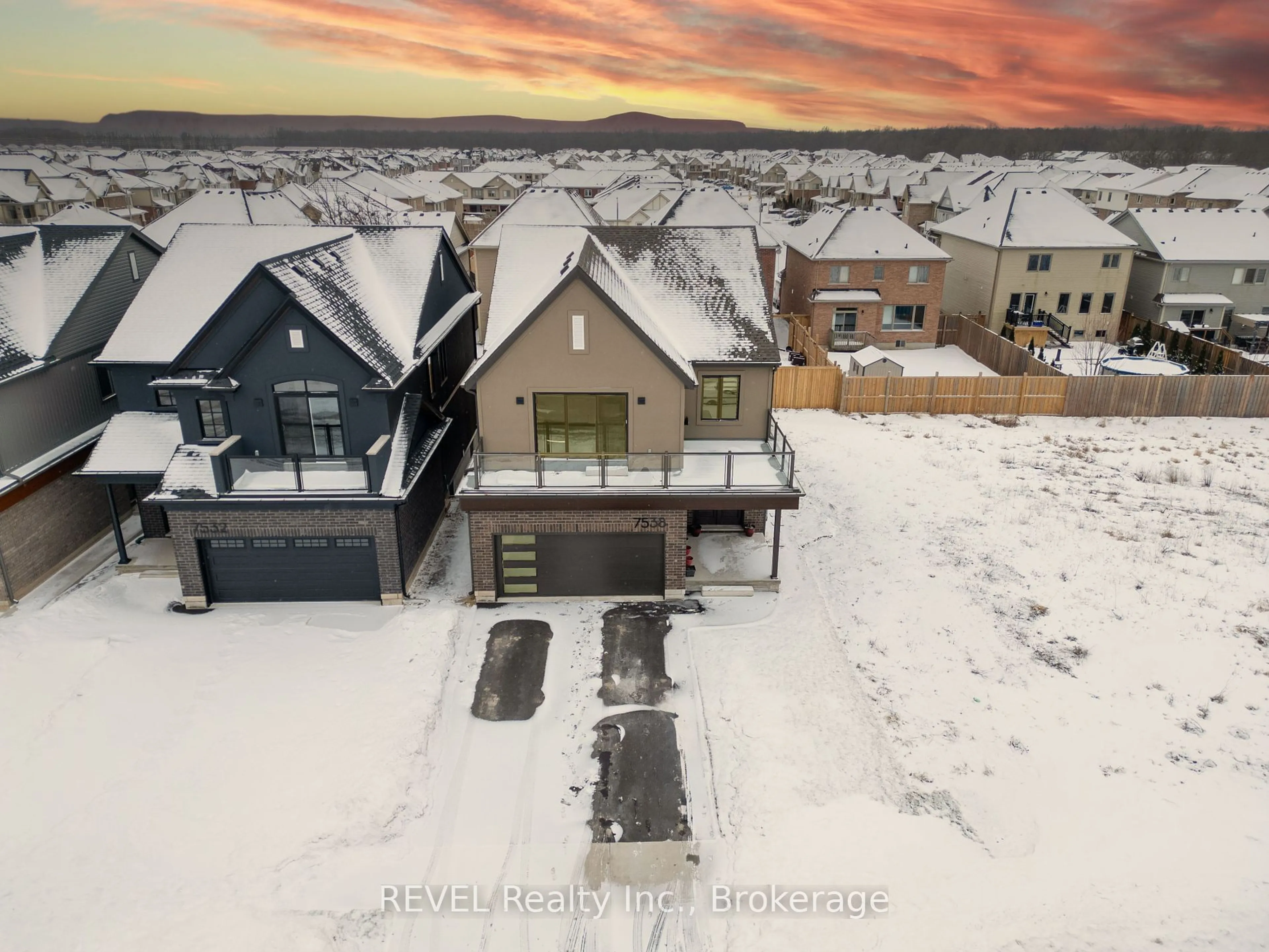 A pic from outside/outdoor area/front of a property/back of a property/a pic from drone, street for 7538 Splendour Dr, Niagara Falls Ontario L2H 3V9