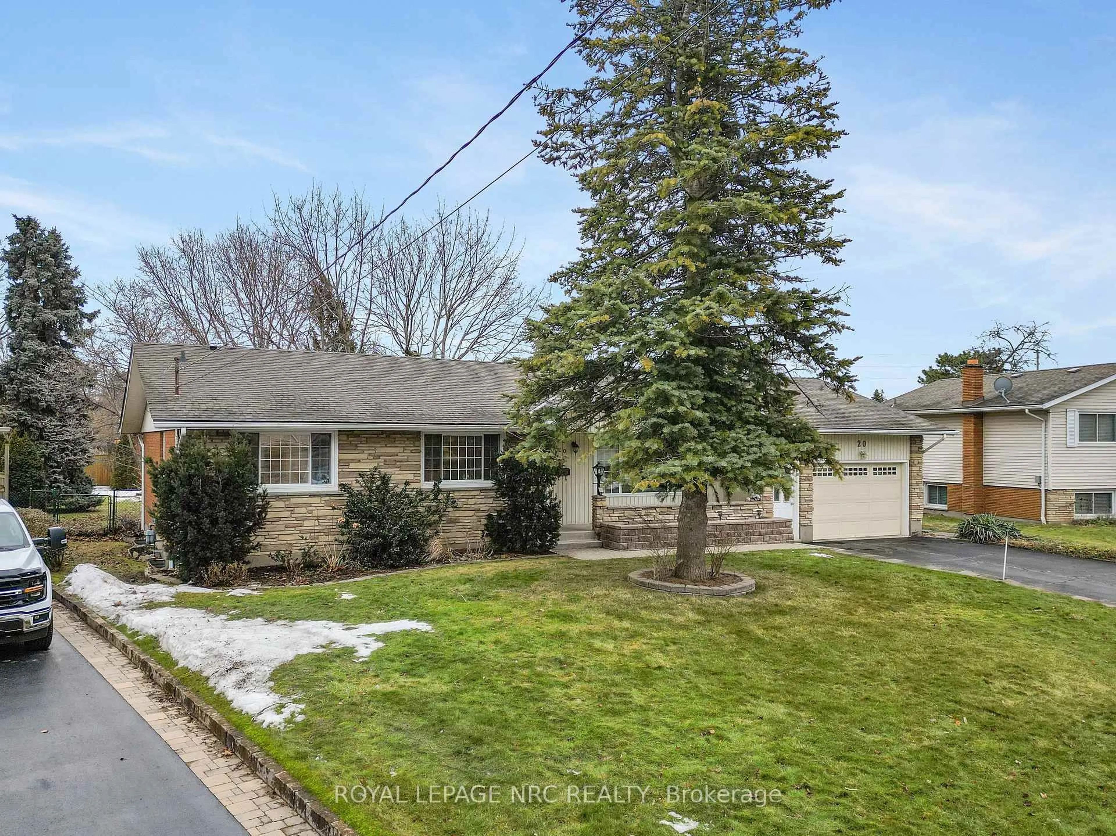 A pic from outside/outdoor area/front of a property/back of a property/a pic from drone, street for 20 King's Grant Rd, St. Catharines Ontario L2N 2R8