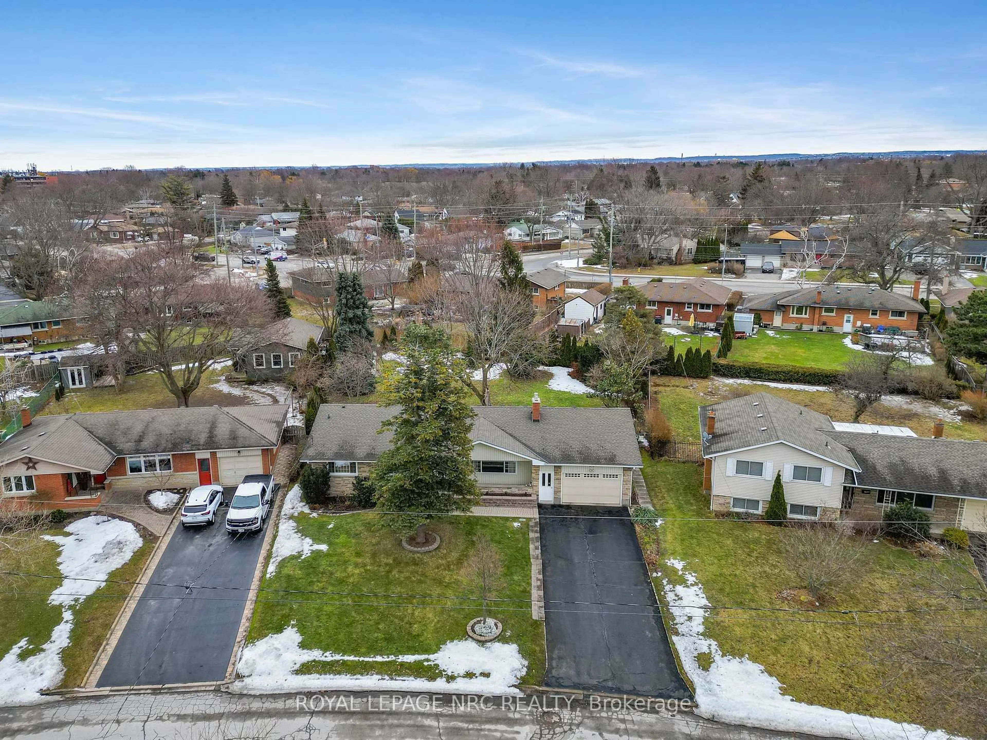 A pic from outside/outdoor area/front of a property/back of a property/a pic from drone, street for 20 King's Grant Rd, St. Catharines Ontario L2N 2R8