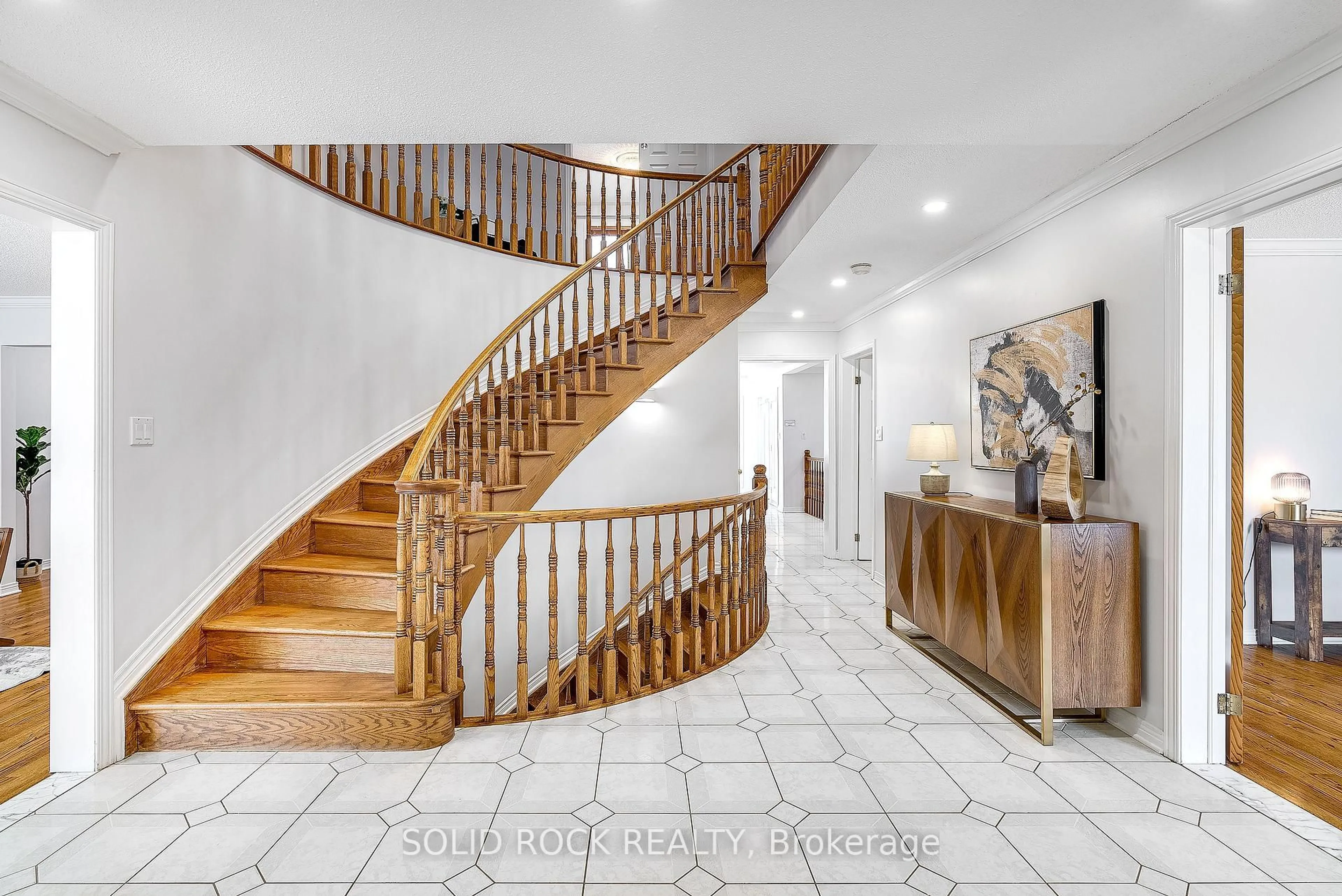 Indoor foyer for 42 Marchbrook Circ, Kanata Ontario K2W 1A1