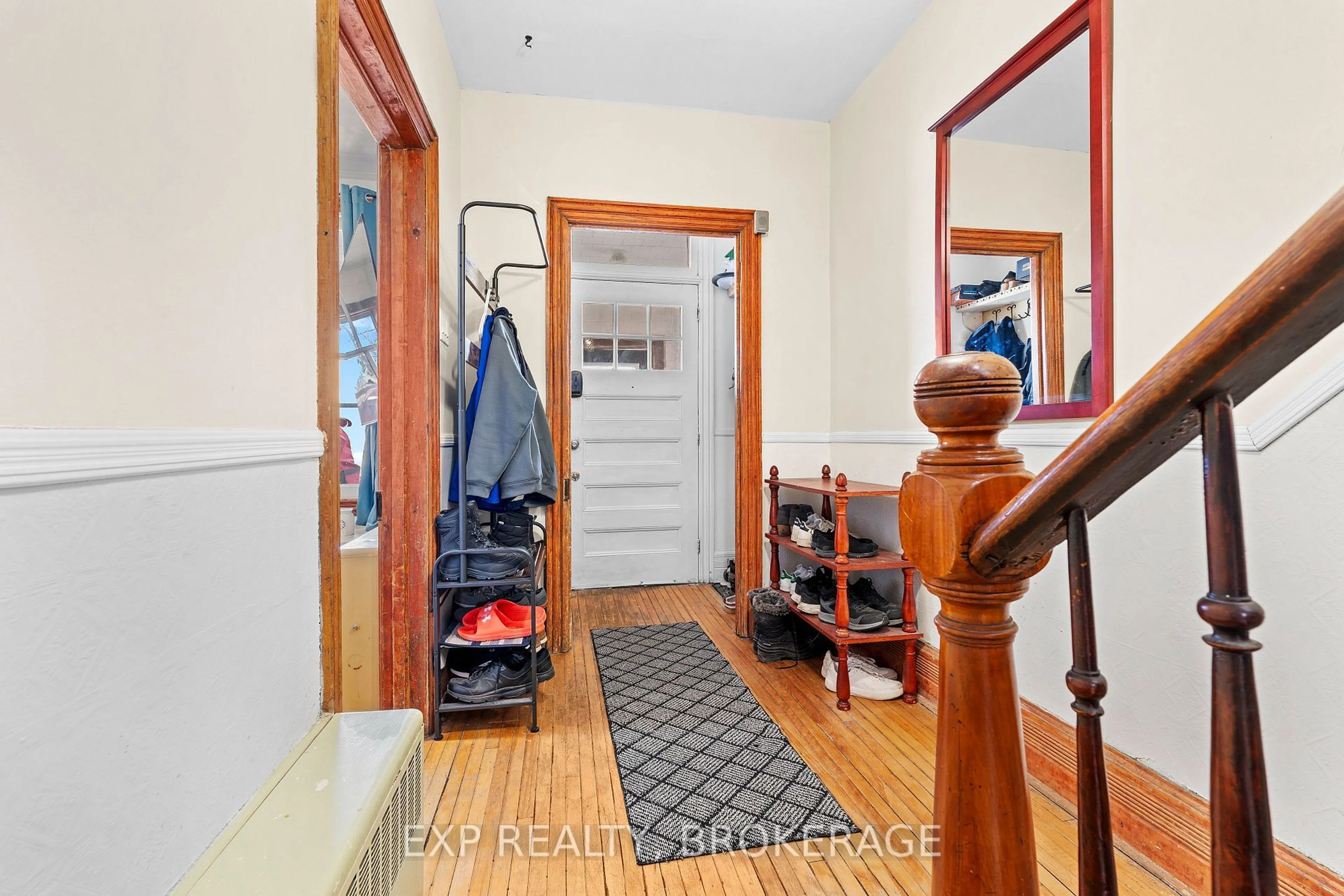 Indoor entryway for 212 RIDEAU St, Kingston Ontario K7K 3A4