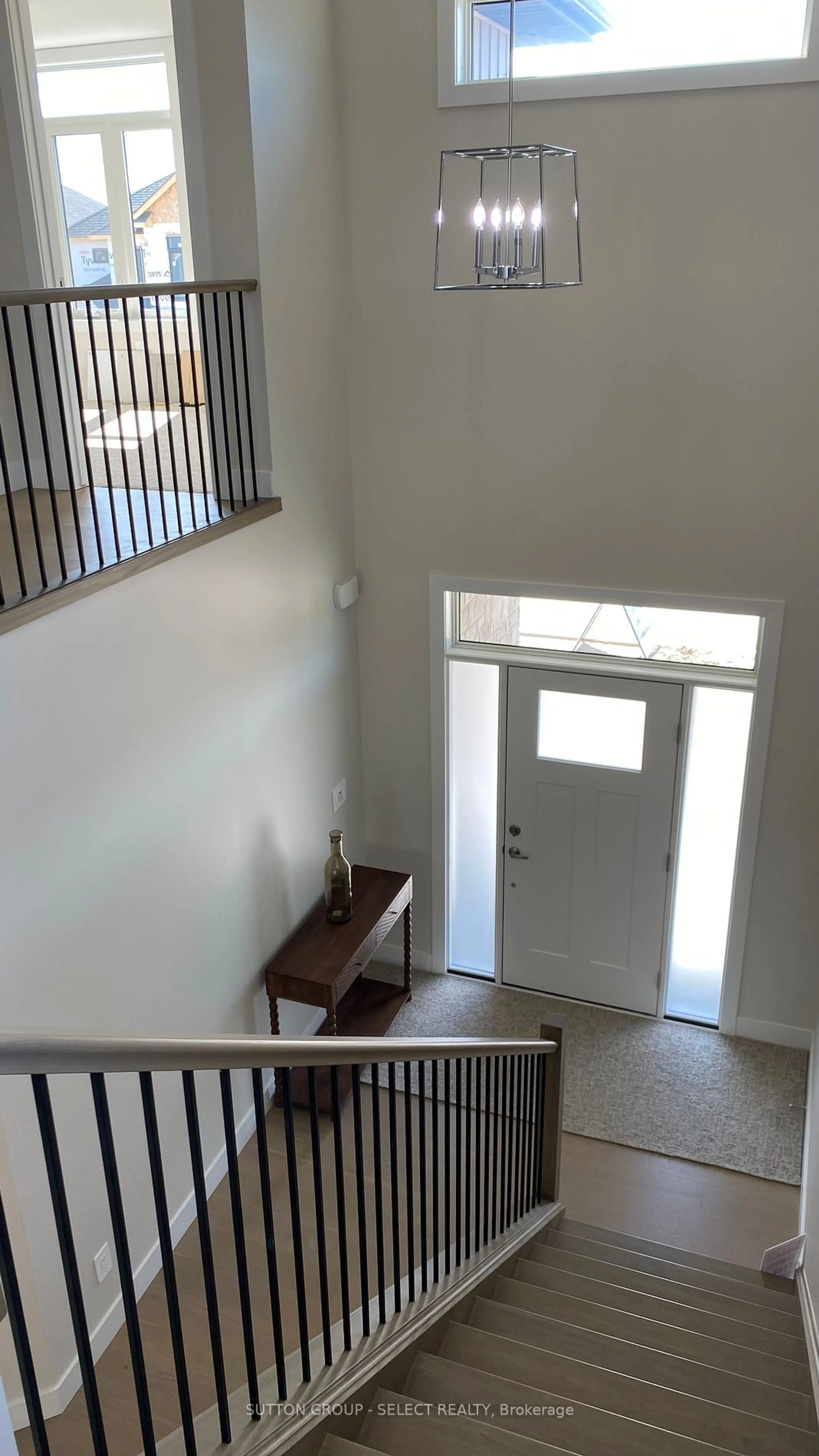 Indoor foyer for 7966 FALLON Dr #11, Lucan Biddulph Ontario N0M 1V0