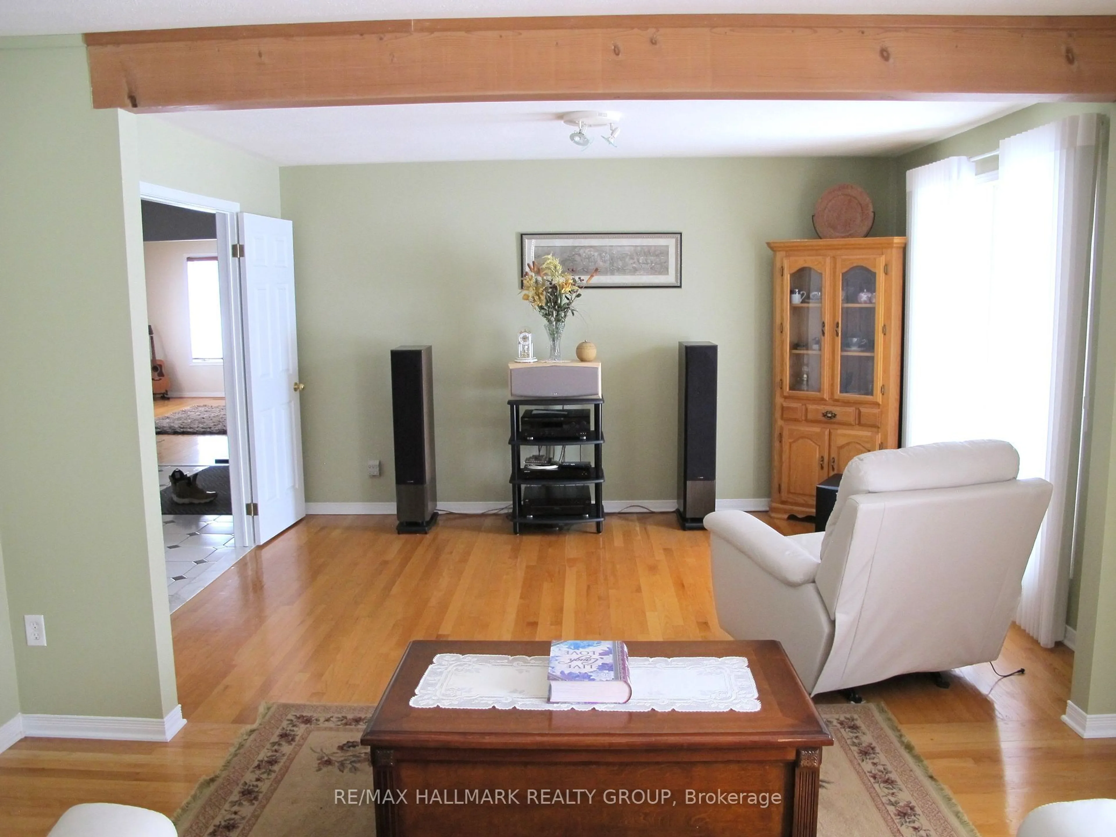 Living room with furniture, wood/laminate floor for 1960 Horizon Dr, Orleans - Cumberland and Area Ontario K0A 3H0