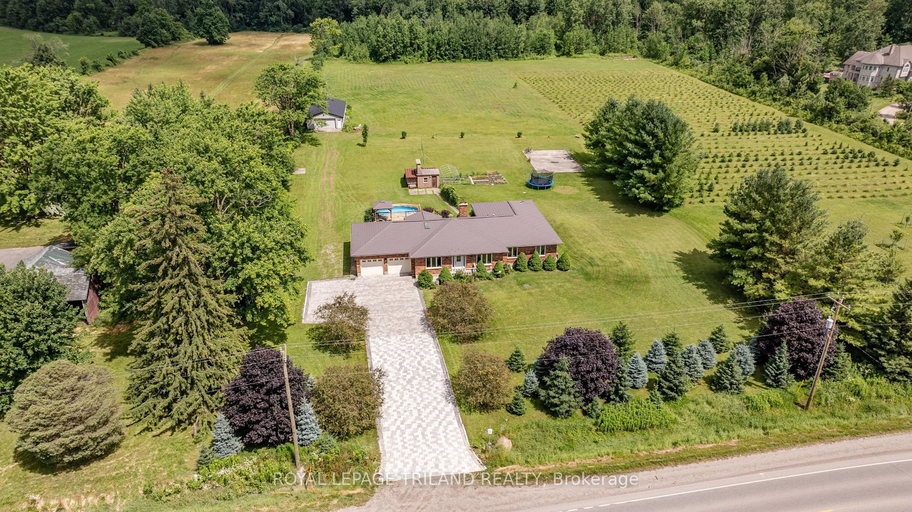 A pic from outside/outdoor area/front of a property/back of a property/a pic from drone, unknown for 5172 Dundas St, Thames Centre Ontario N0M 2P0