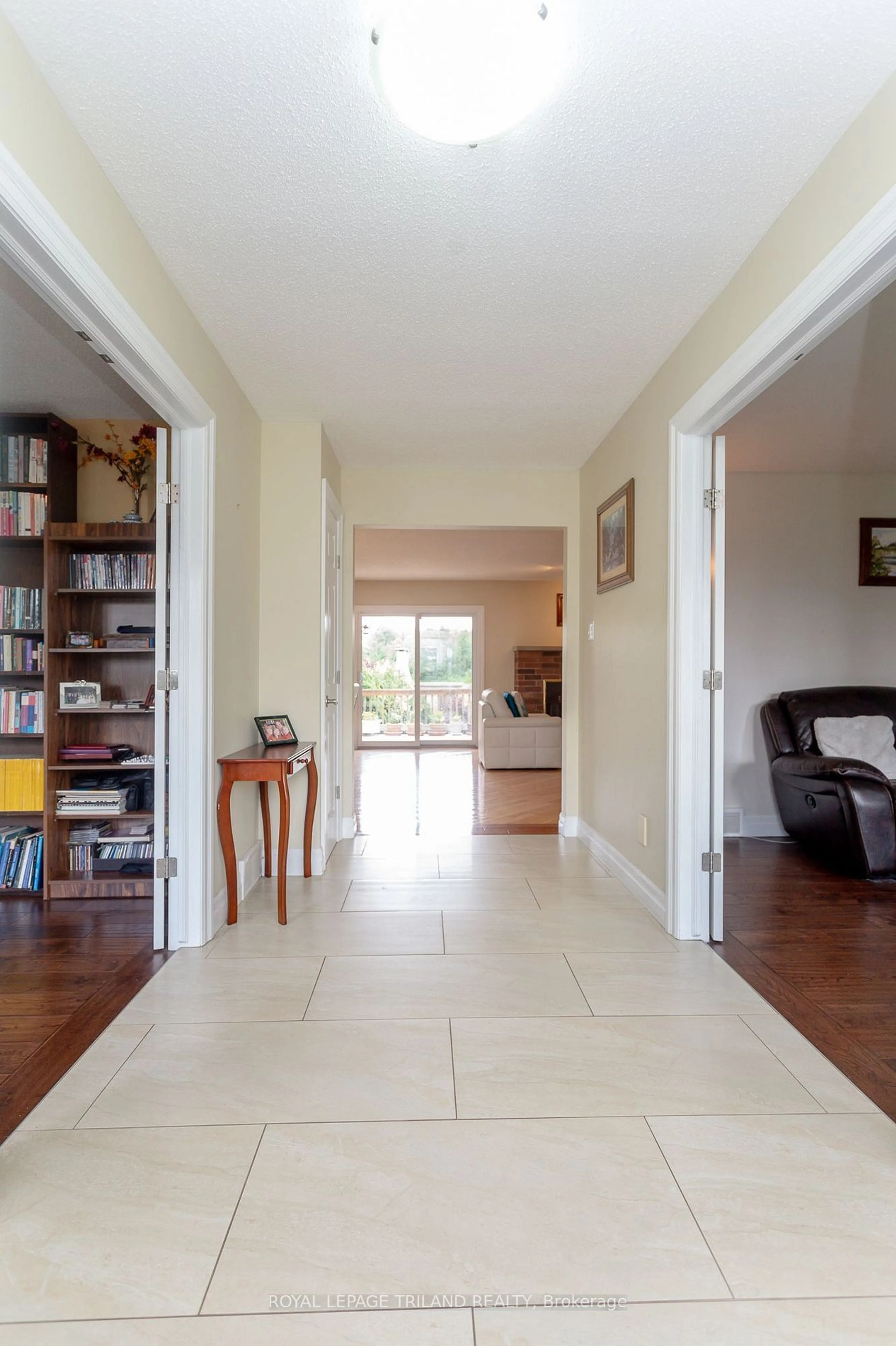 Indoor foyer for 5172 Dundas St, Thames Centre Ontario N0M 2P0