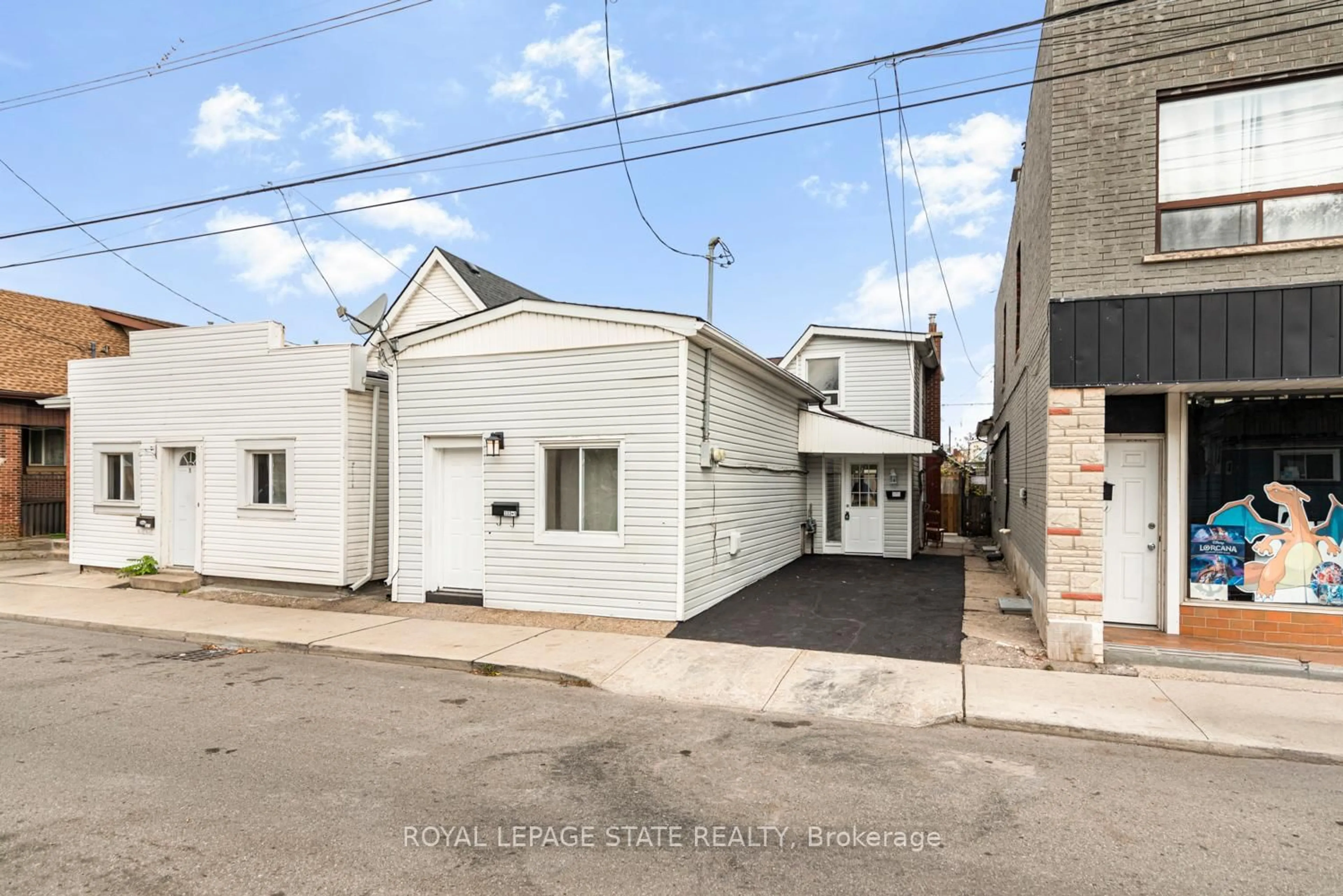 A pic from outside/outdoor area/front of a property/back of a property/a pic from drone, street for 333 Britannia Ave, Hamilton Ontario L8H 1Y4