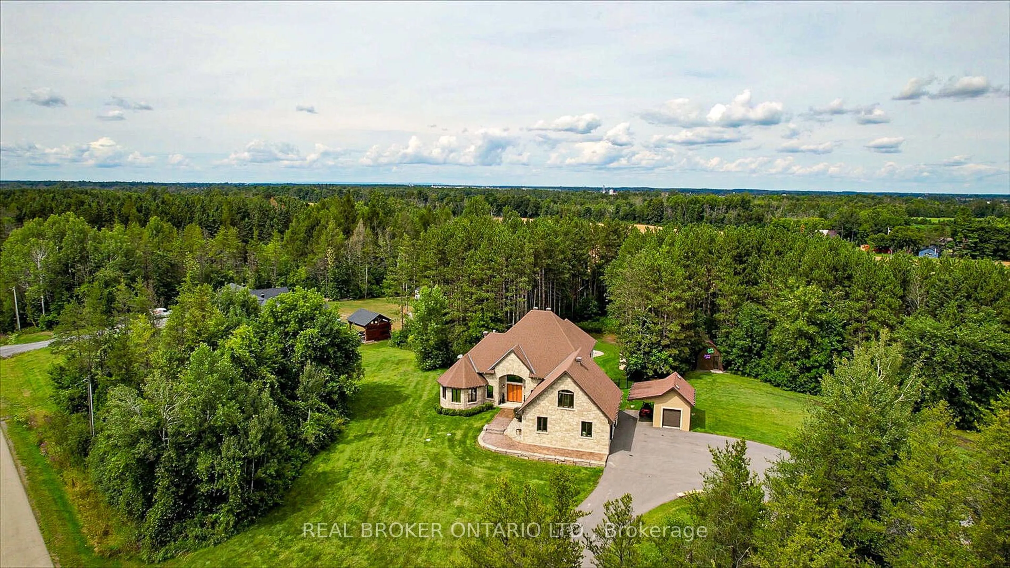 A pic from outside/outdoor area/front of a property/back of a property/a pic from drone, unknown for 6769 Deer Run Pl, North Gower Ontario K0A 2T0