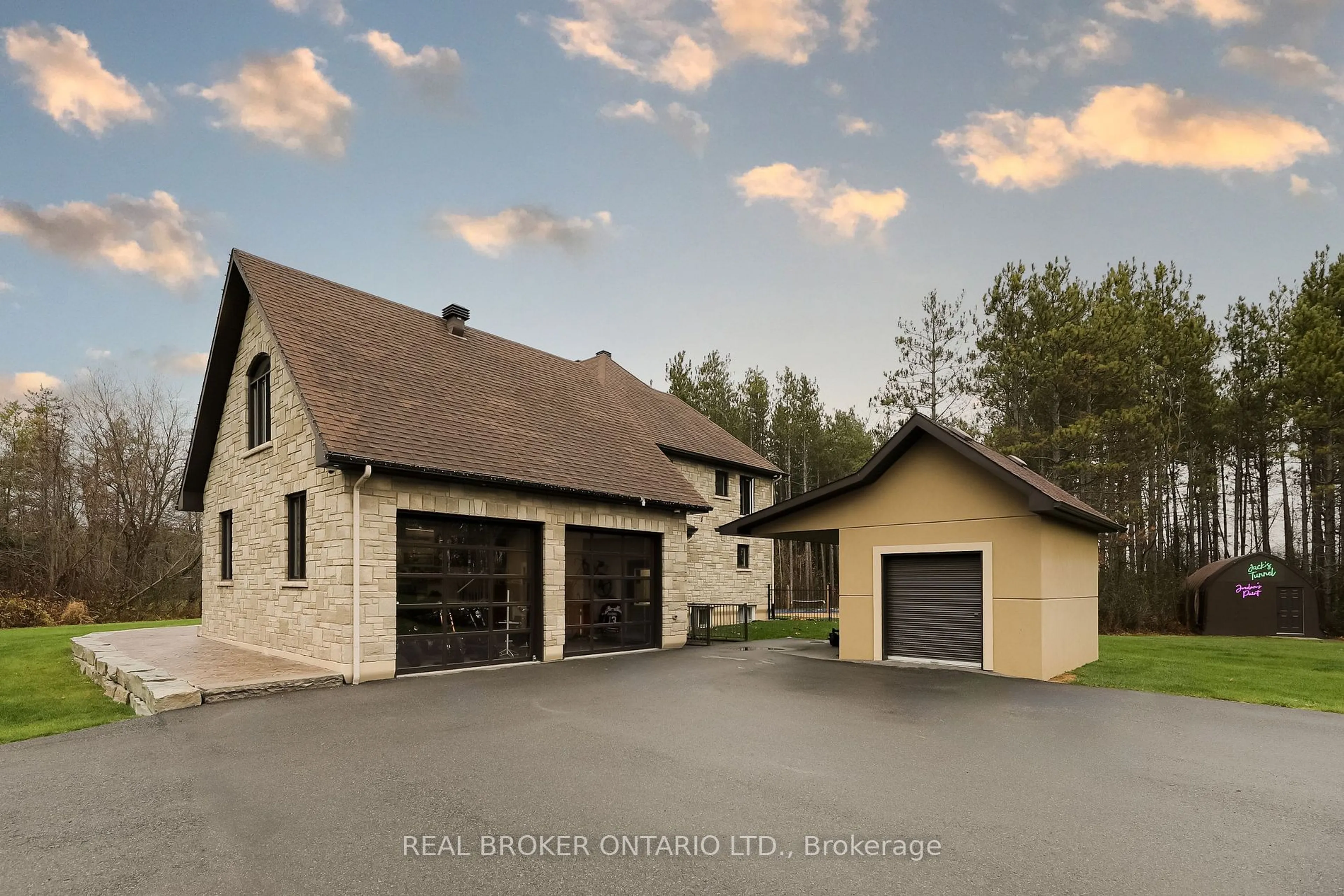 Indoor garage for 6769 Deer Run Pl, Manotick - Kars - Rideau Twp and Area Ontario K0A 2T0