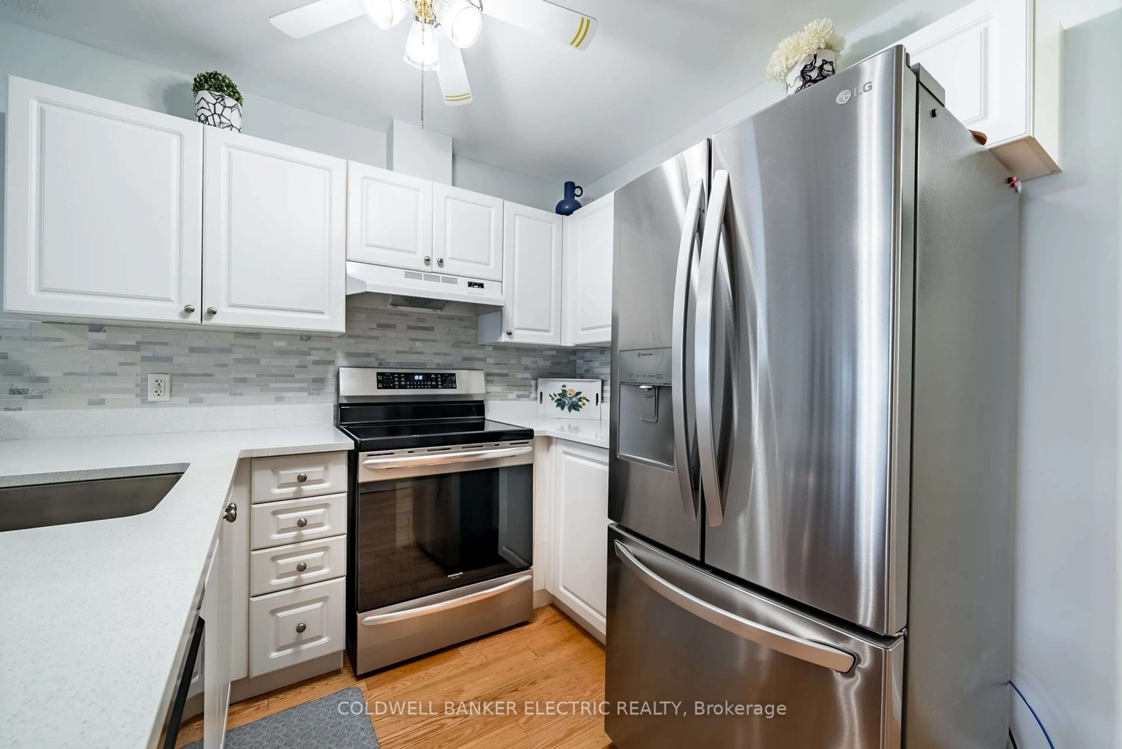 Standard kitchen, unknown for 861 Wentworth St #10, Peterborough West Ontario K9J 8R7