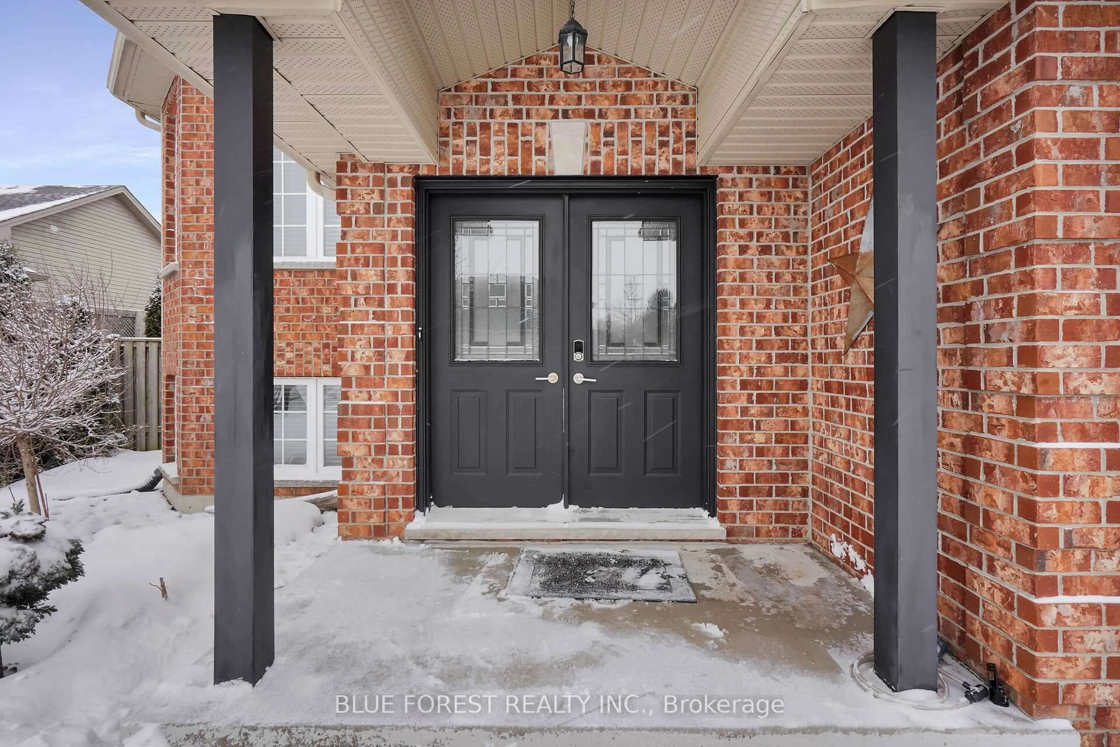 Indoor entryway for 26 Red Clover Crt, Middlesex Centre Ontario N0M 2A0