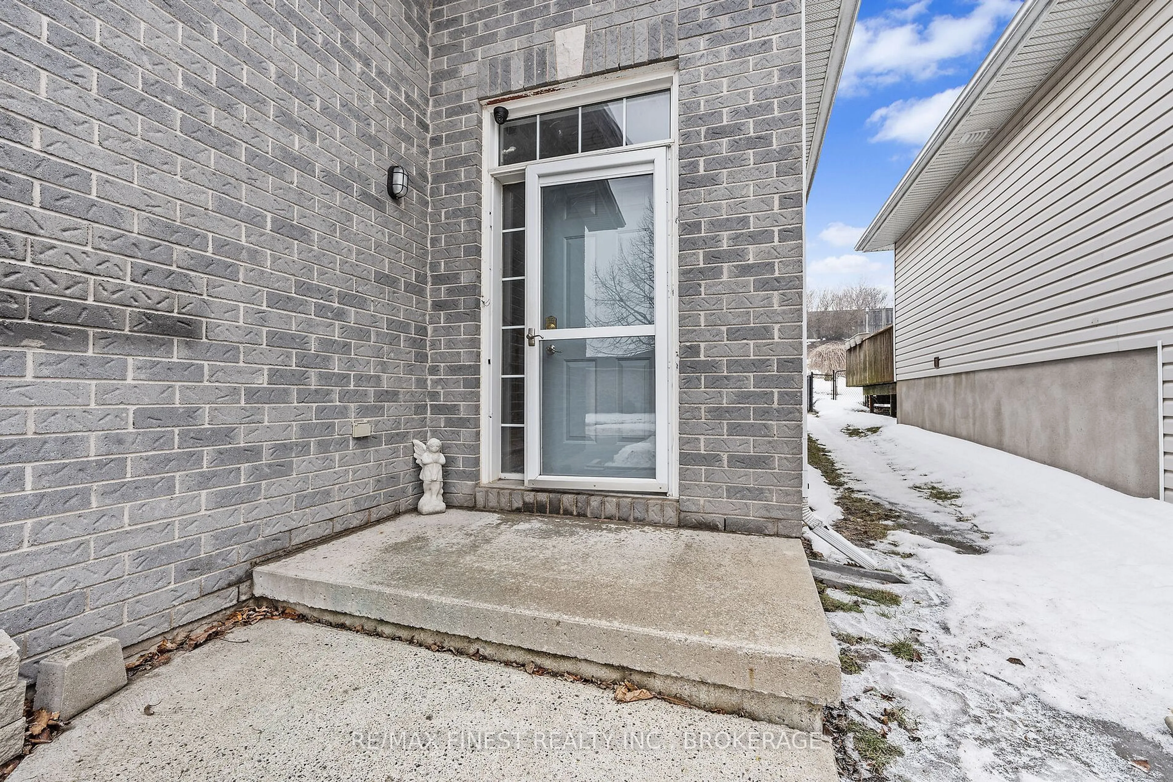 Indoor entryway for 725 Tanner Dr, Kingston Ontario K7M 8Y2