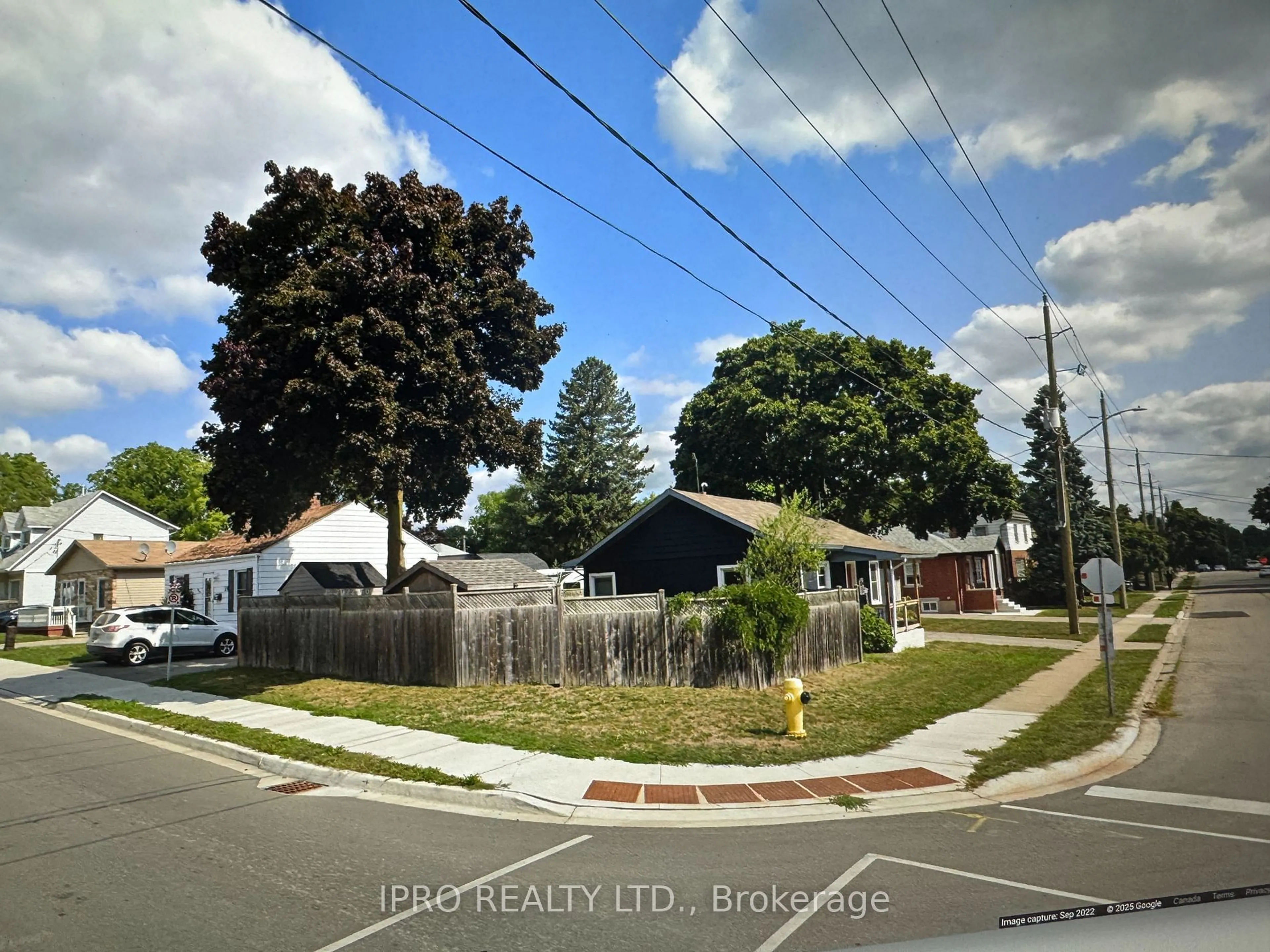 A pic from outside/outdoor area/front of a property/back of a property/a pic from drone, street for 104 First Ave, Cambridge Ontario N1S 2B3