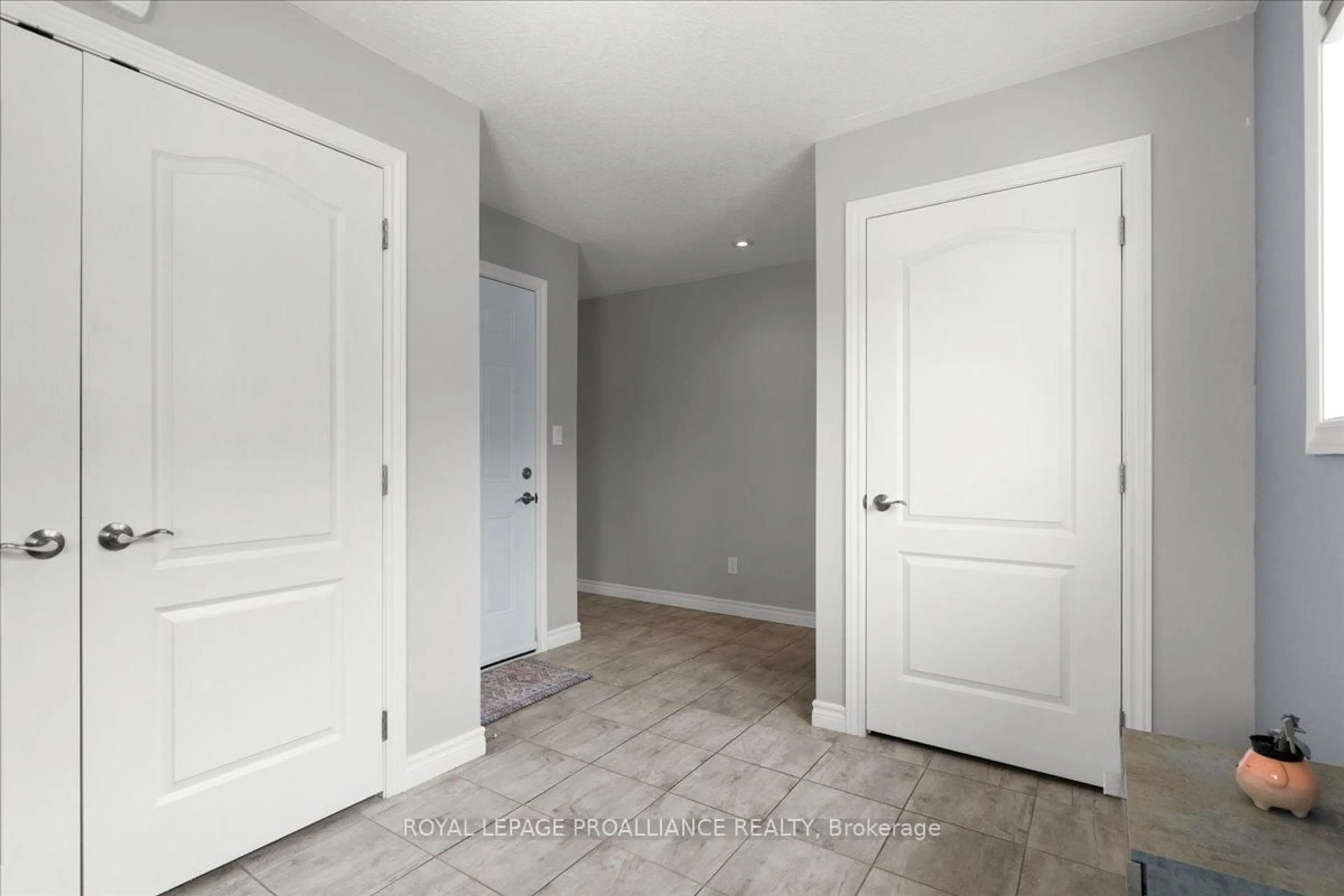 Indoor entryway for 79 Conger Dr, Prince Edward County Ontario K0K 3L0