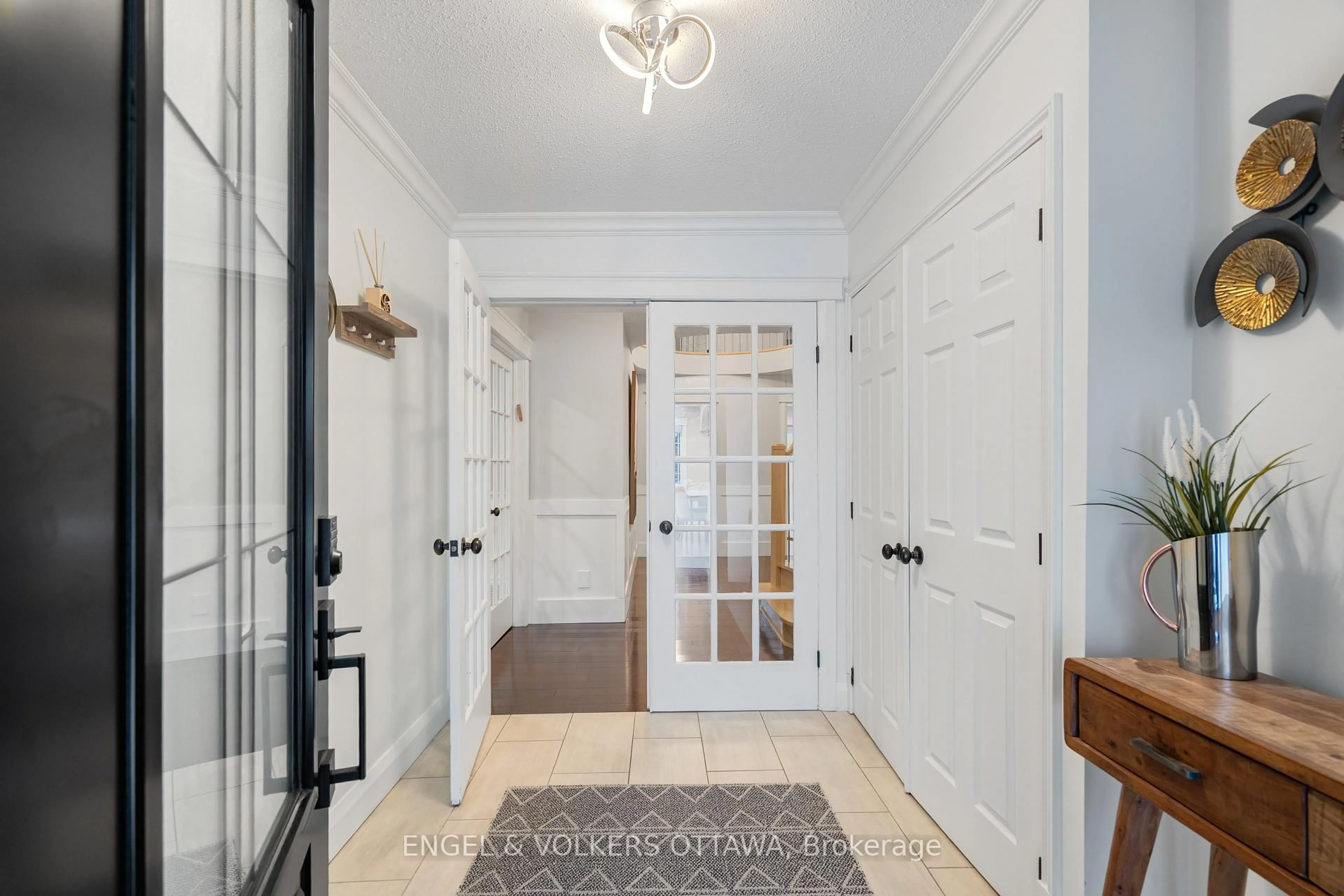 Indoor entryway for 13 Cullen Crt, South of Baseline to Knoxdale Ontario K2G 4Z2