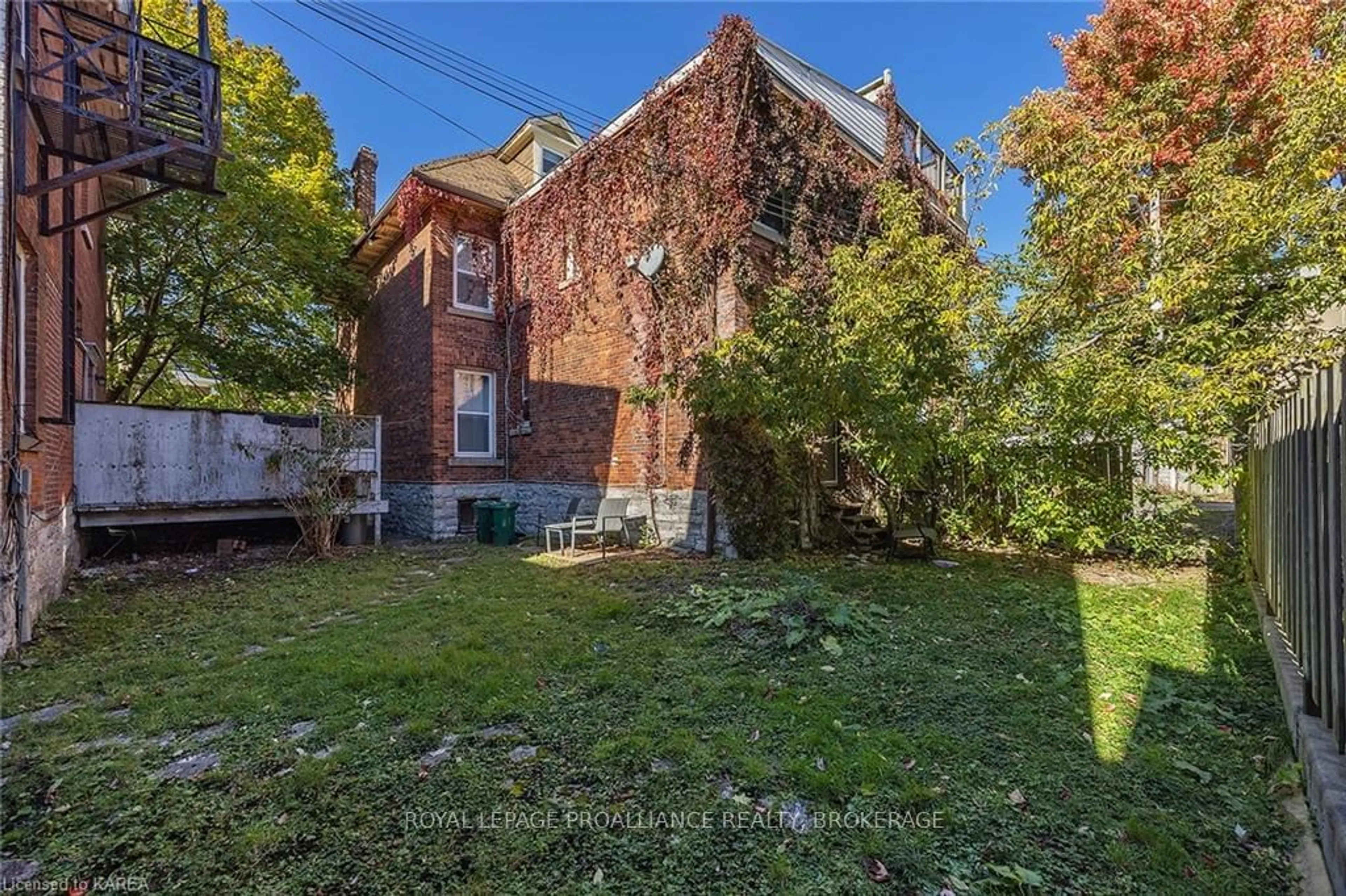 A pic from outside/outdoor area/front of a property/back of a property/a pic from drone, street for 213-215 William St, Kingston Ontario K7L 2E2