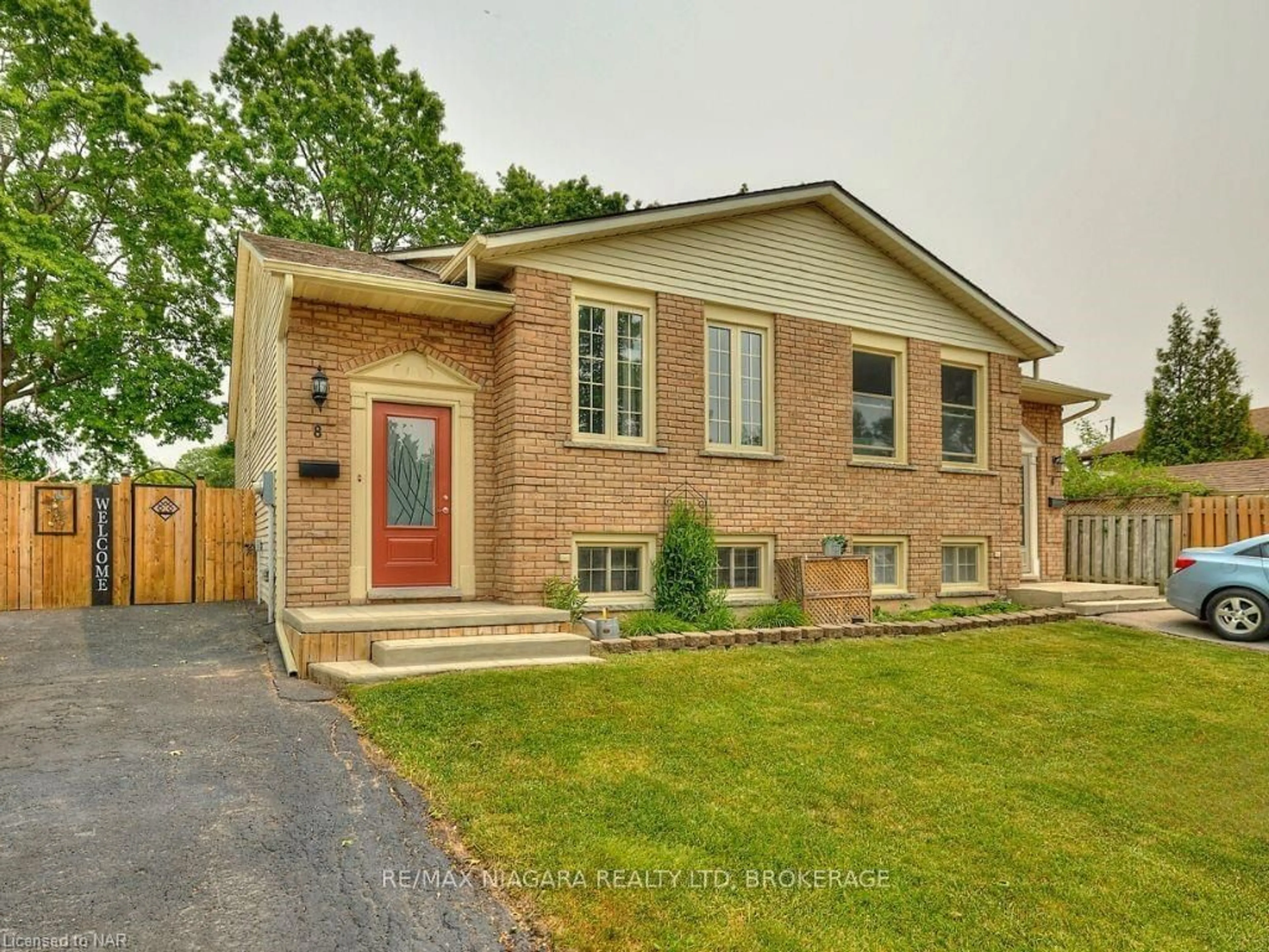 Home with brick exterior material, street for 8 Rainbow Crt, Welland Ontario L3C 6R3