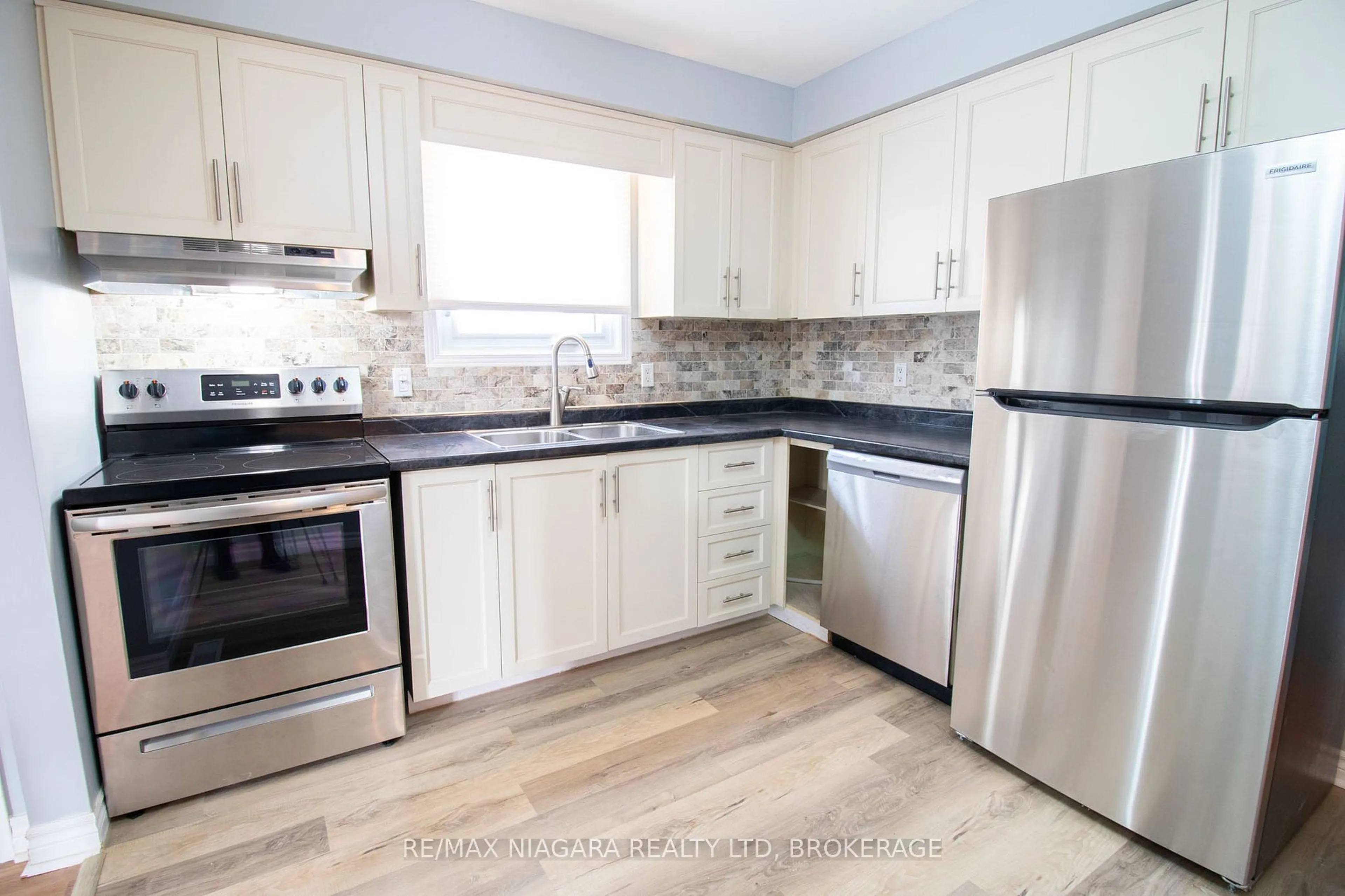 Standard kitchen, unknown for 8 Rainbow Crt, Welland Ontario L3C 6R3