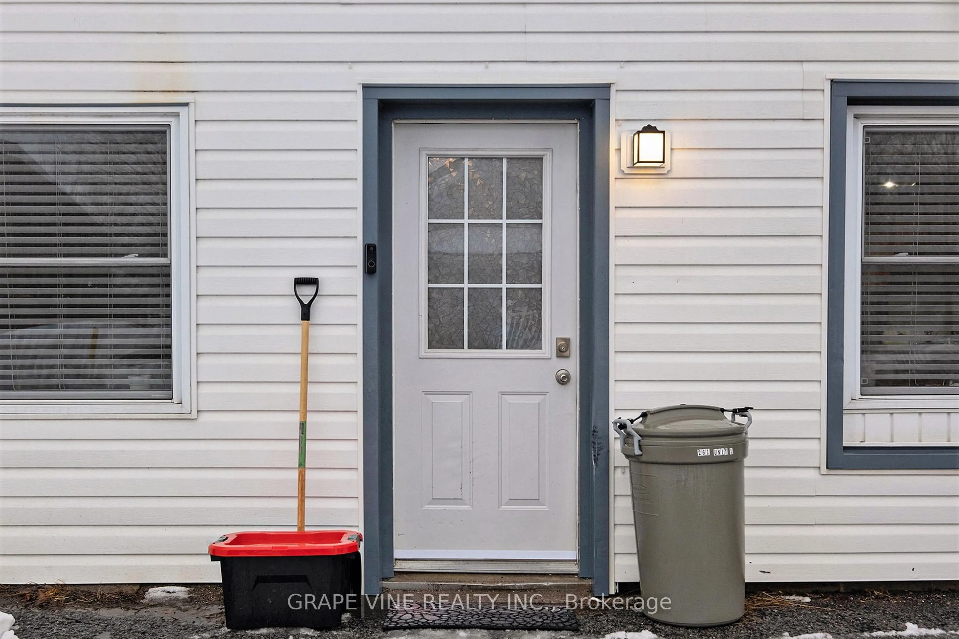 Indoor entryway for 261 ELGIN St #Apartment 1 and 2, Arnprior Ontario K7S 1P5