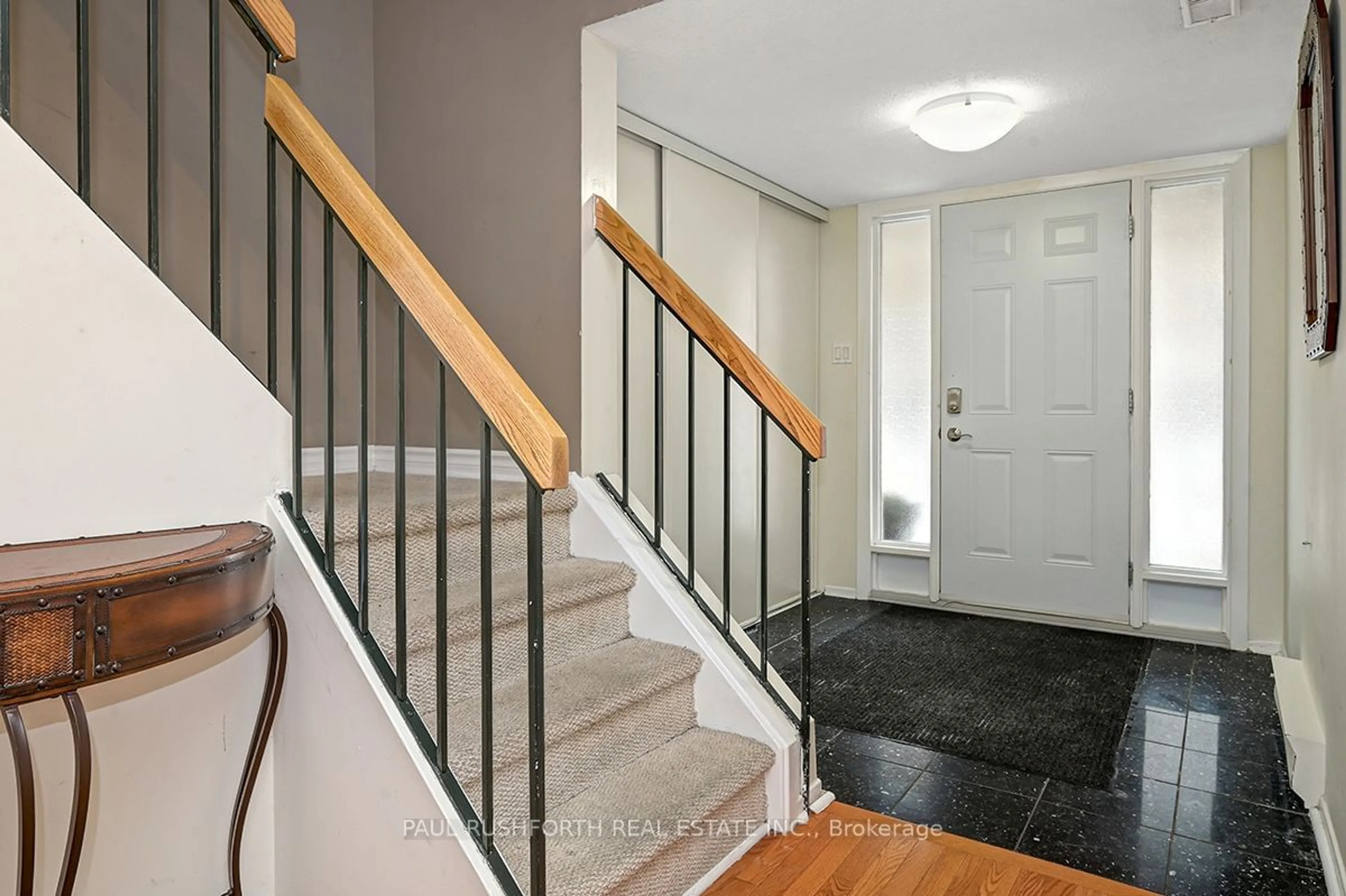 Indoor entryway for 7 Crestlea Cres #C, Tanglewood - Grenfell Glen - Pineglen Ontario K2G 4N1