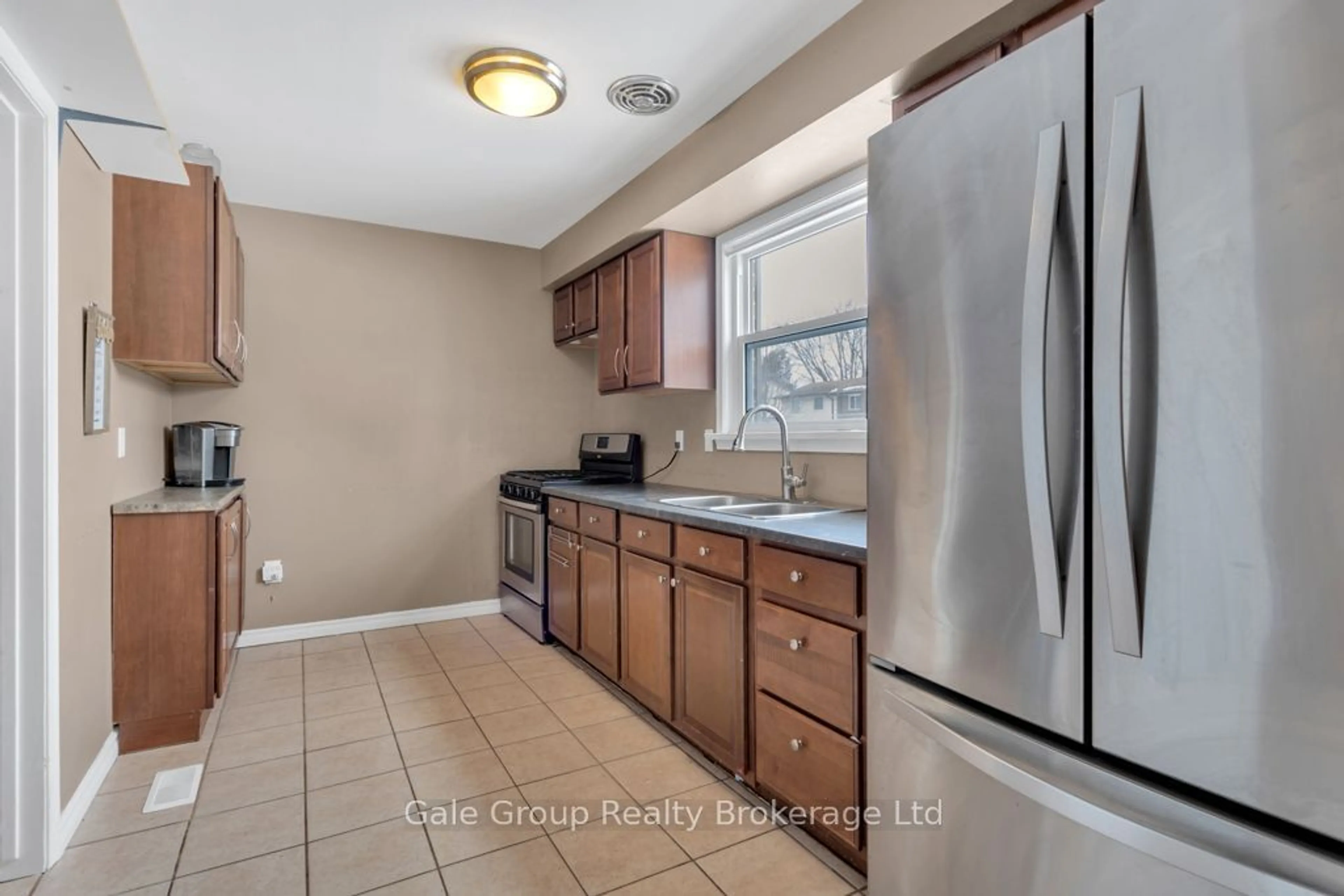 Standard kitchen, ceramic/tile floor for 1012 B Nesbitt Cres, Woodstock Ontario N4S 7P1