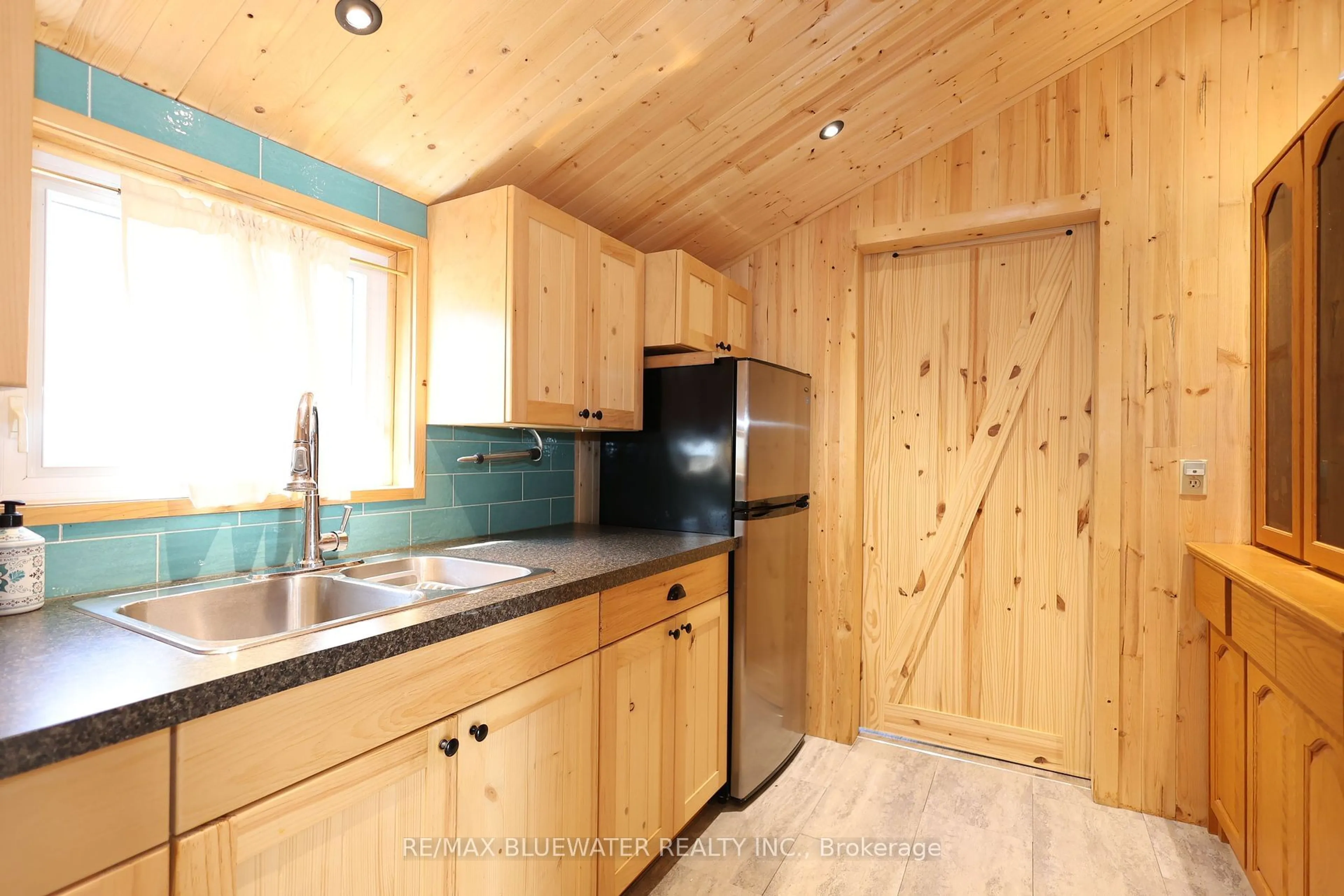 Standard kitchen, wood/laminate floor for 6388 West Parkway Dr, Lambton Shores Ontario N0N 1J2