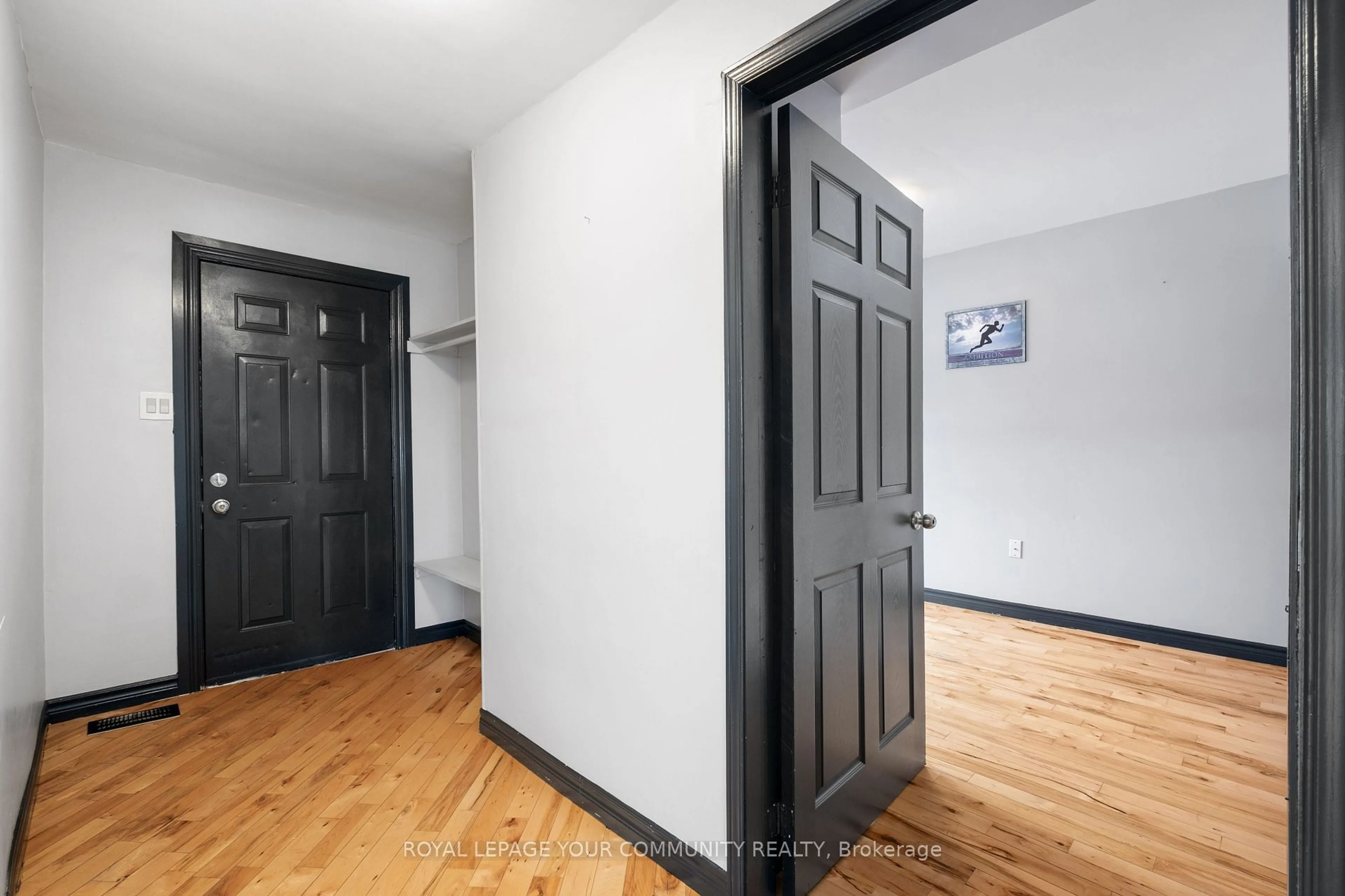 Indoor entryway for 7813 Mulhern St, Niagara Falls Ontario L2H 1B6