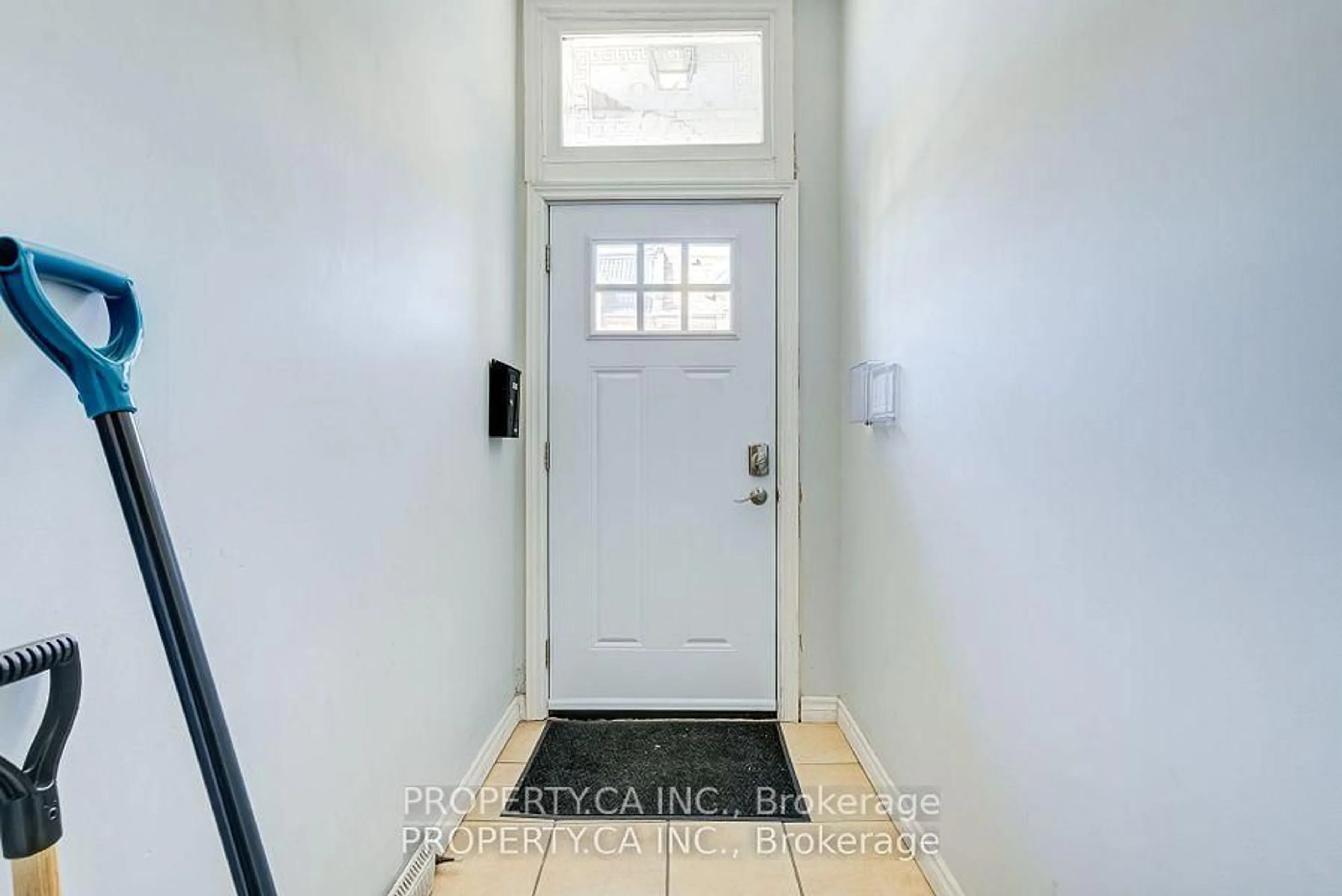 Indoor entryway for 340 Cannon St, Hamilton Ontario L8L 2B9