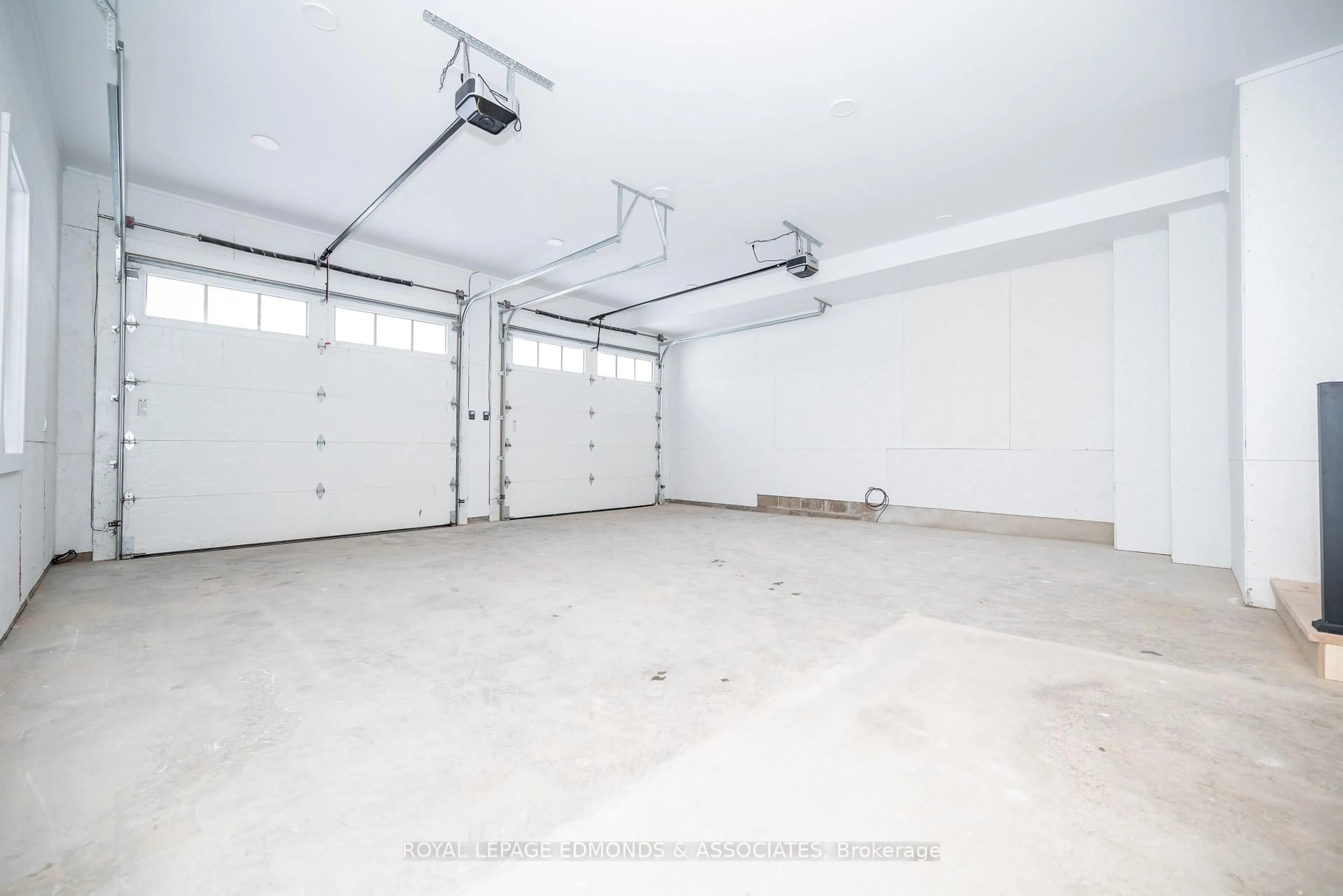 Indoor garage for 14 Fairway Dr, Petawawa Ontario K8A 8N2