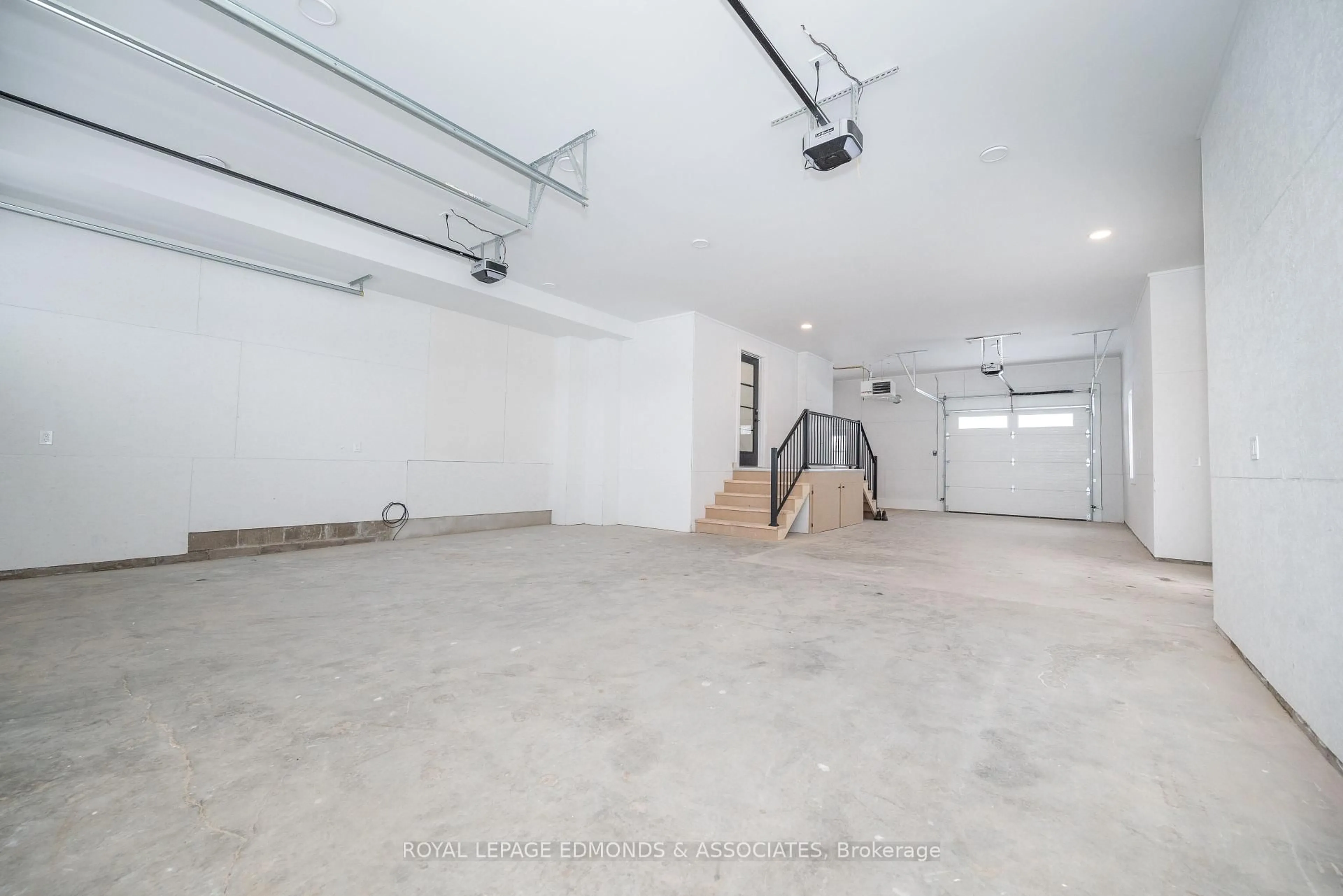 Indoor garage for 14 Fairway Dr, Petawawa Ontario K8A 8N2