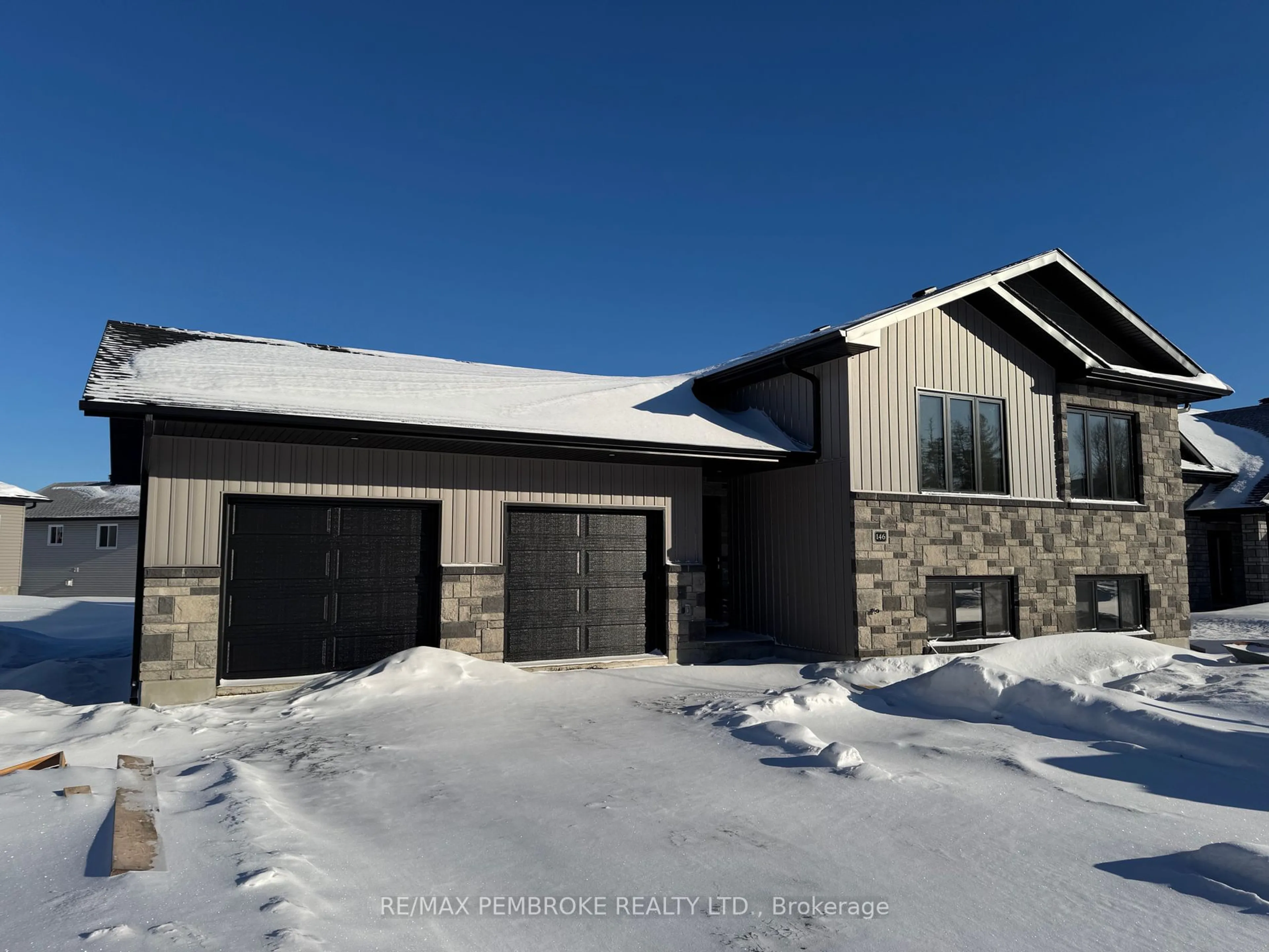 Indoor garage for 146 Chad St, Petawawa Ontario K8H 0G8