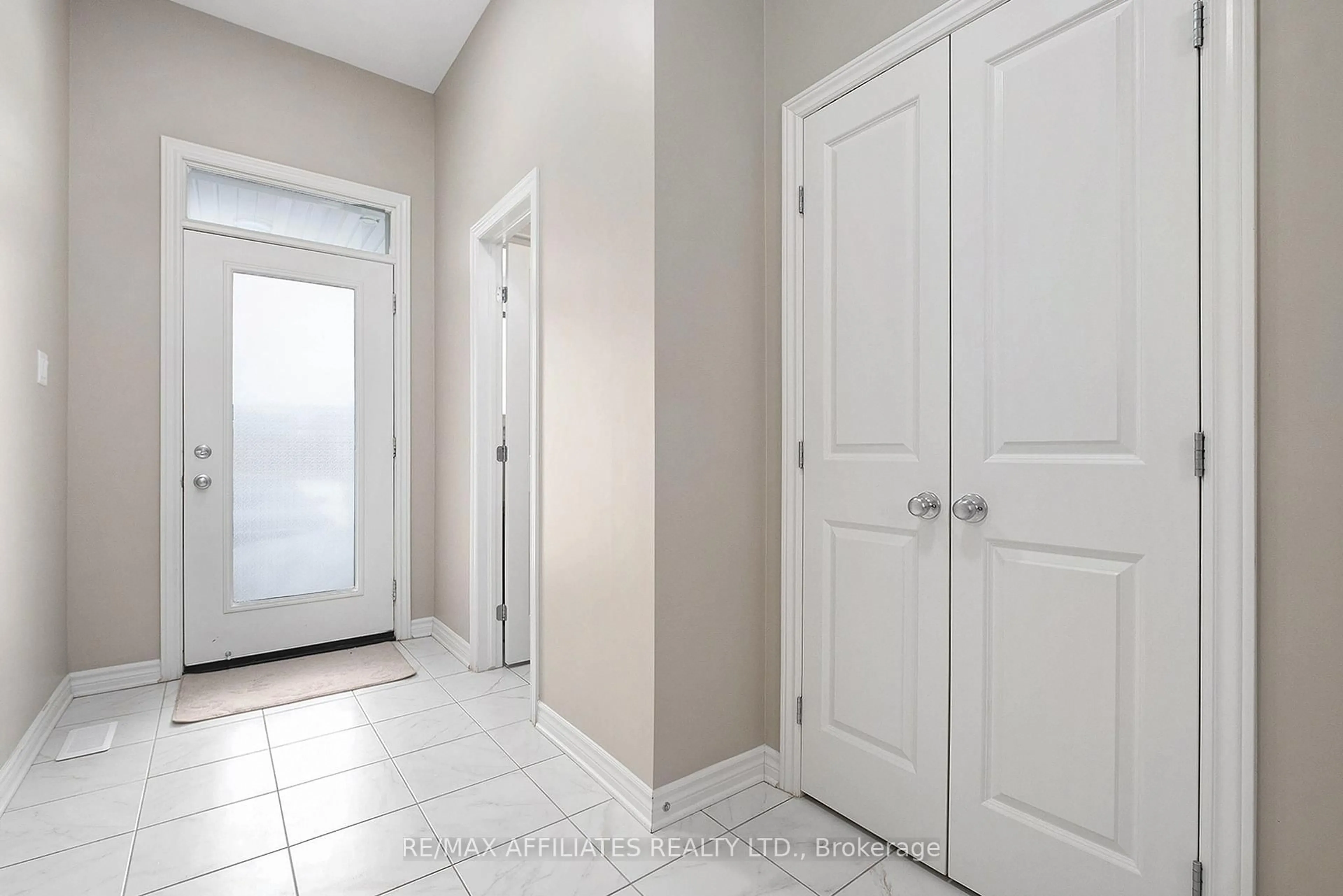 Indoor entryway for 711 CAP DIAMANT Way, Orleans - Cumberland and Area Ontario K4A 1J6