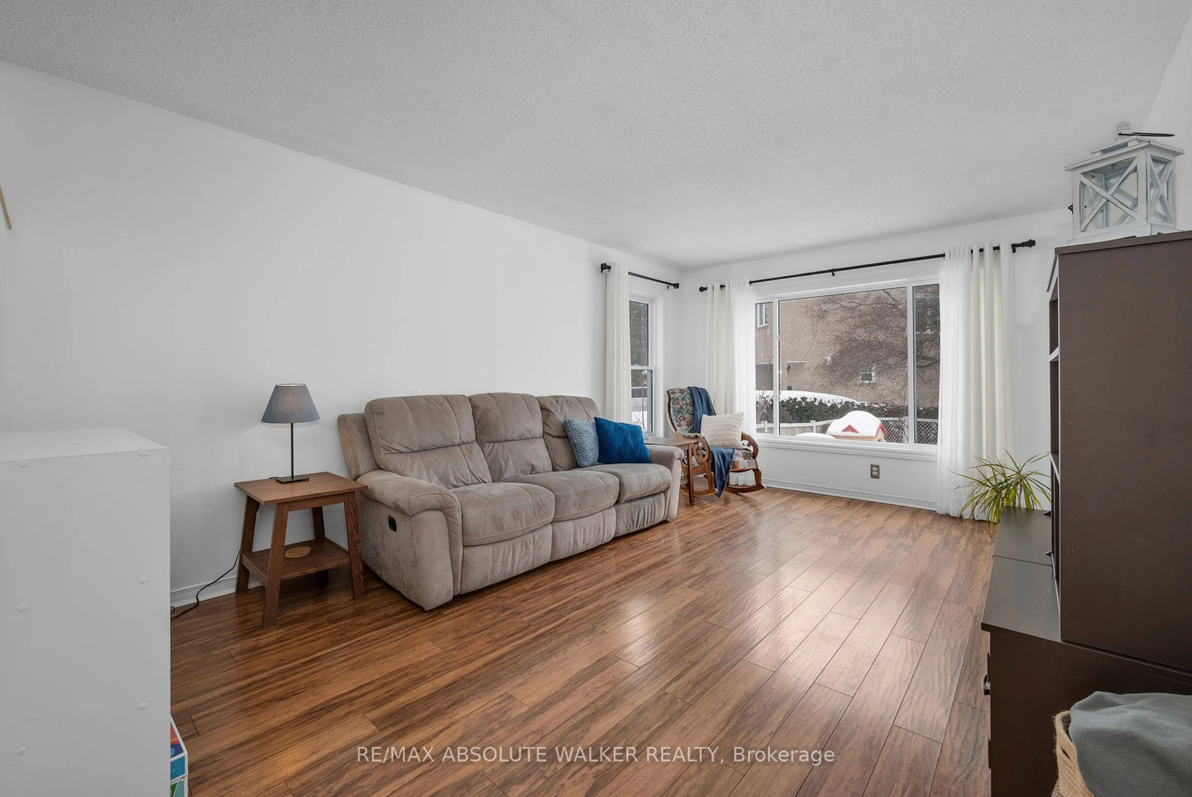 Living room with furniture, unknown for 1962 MAPLE RUN Ave, Orleans - Convent Glen and Area Ontario K1C 7J1