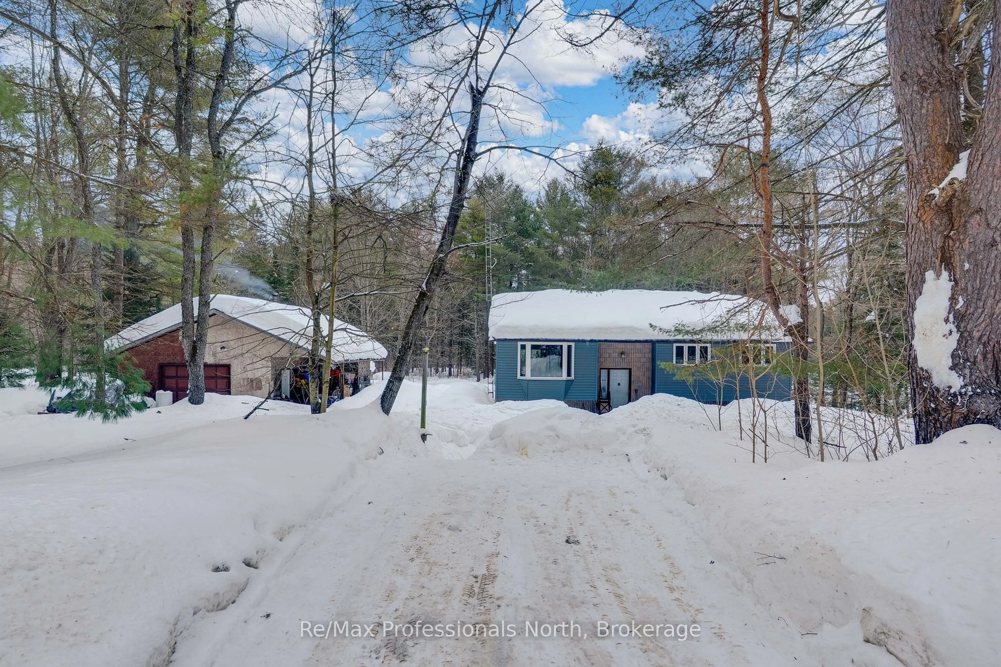 A pic from outside/outdoor area/front of a property/back of a property/a pic from drone, unknown for 1118 Lone Pine Dr, Bracebridge Ontario P1L 1X4