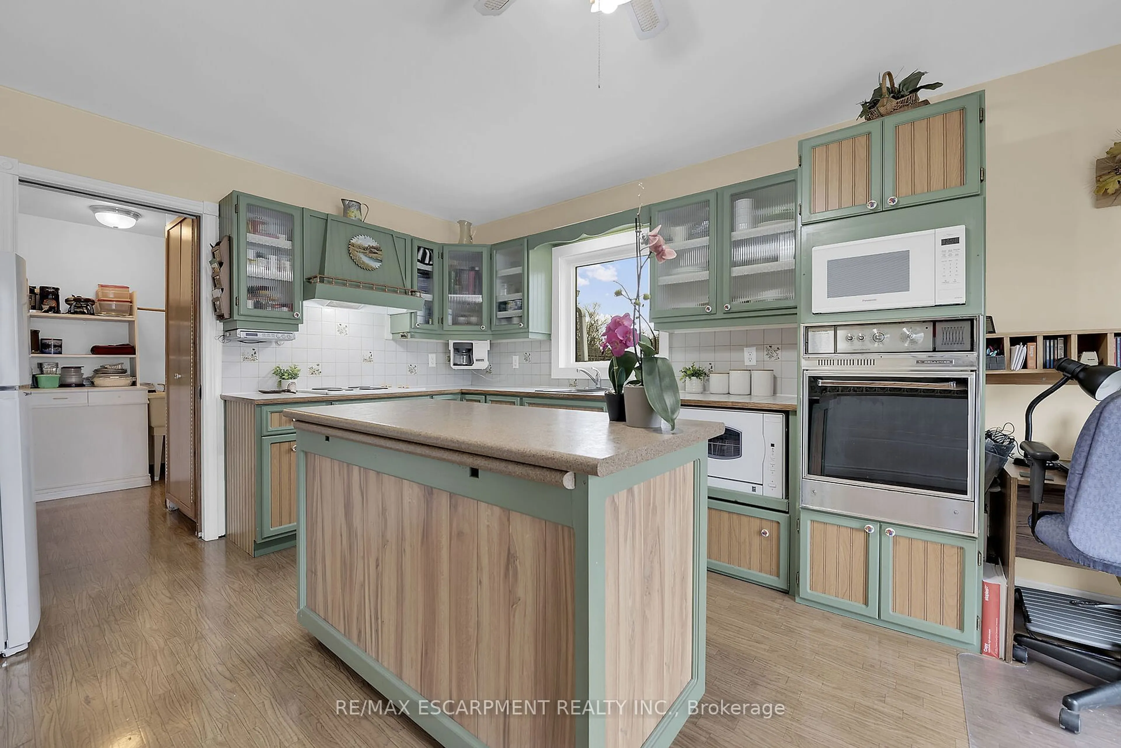 Open concept kitchen, unknown for 283 Link Rd, Haldimand Ontario N0A 1E0