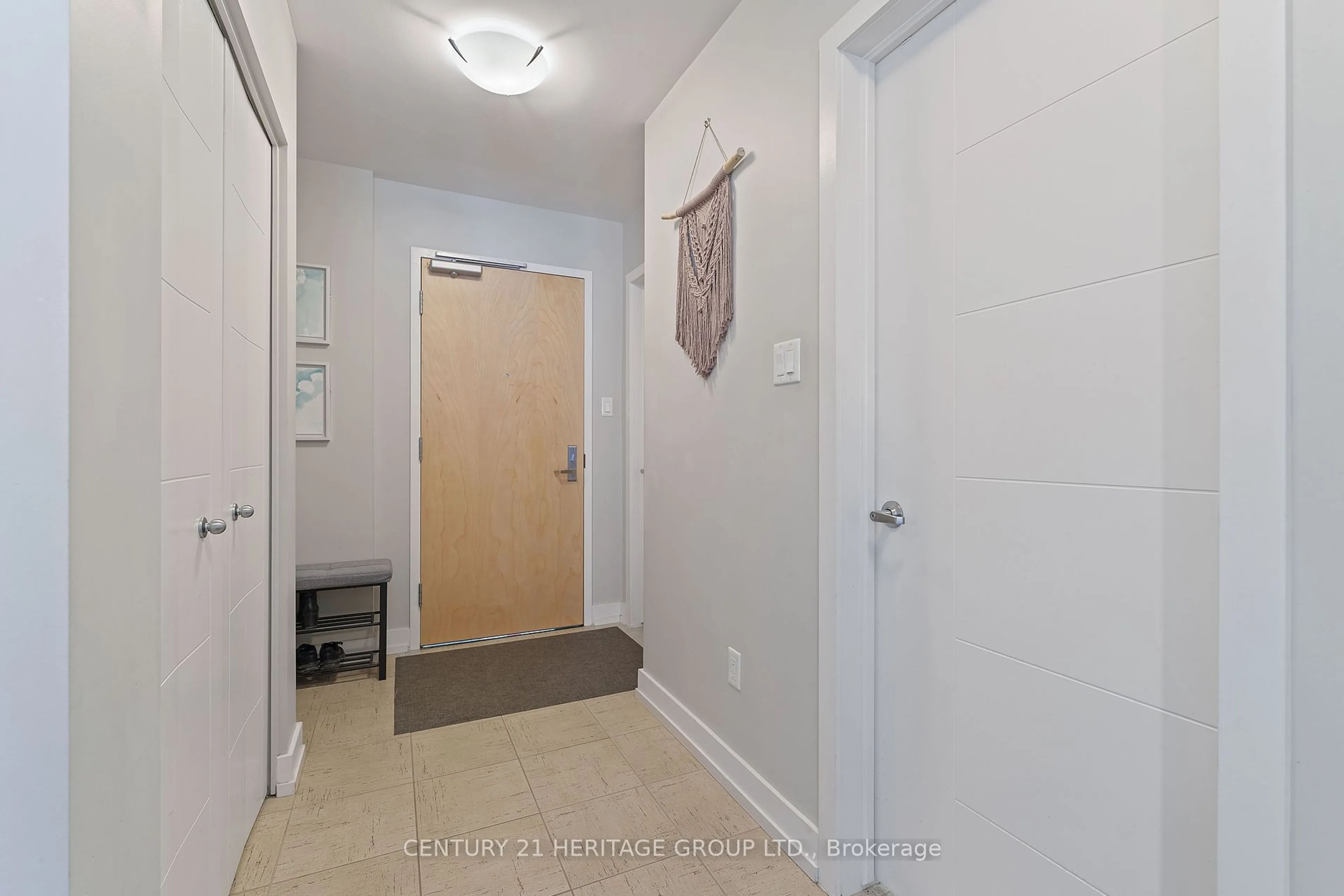 Indoor entryway for 40 Nepean St #201, Ottawa Centre Ontario K2P 0X5