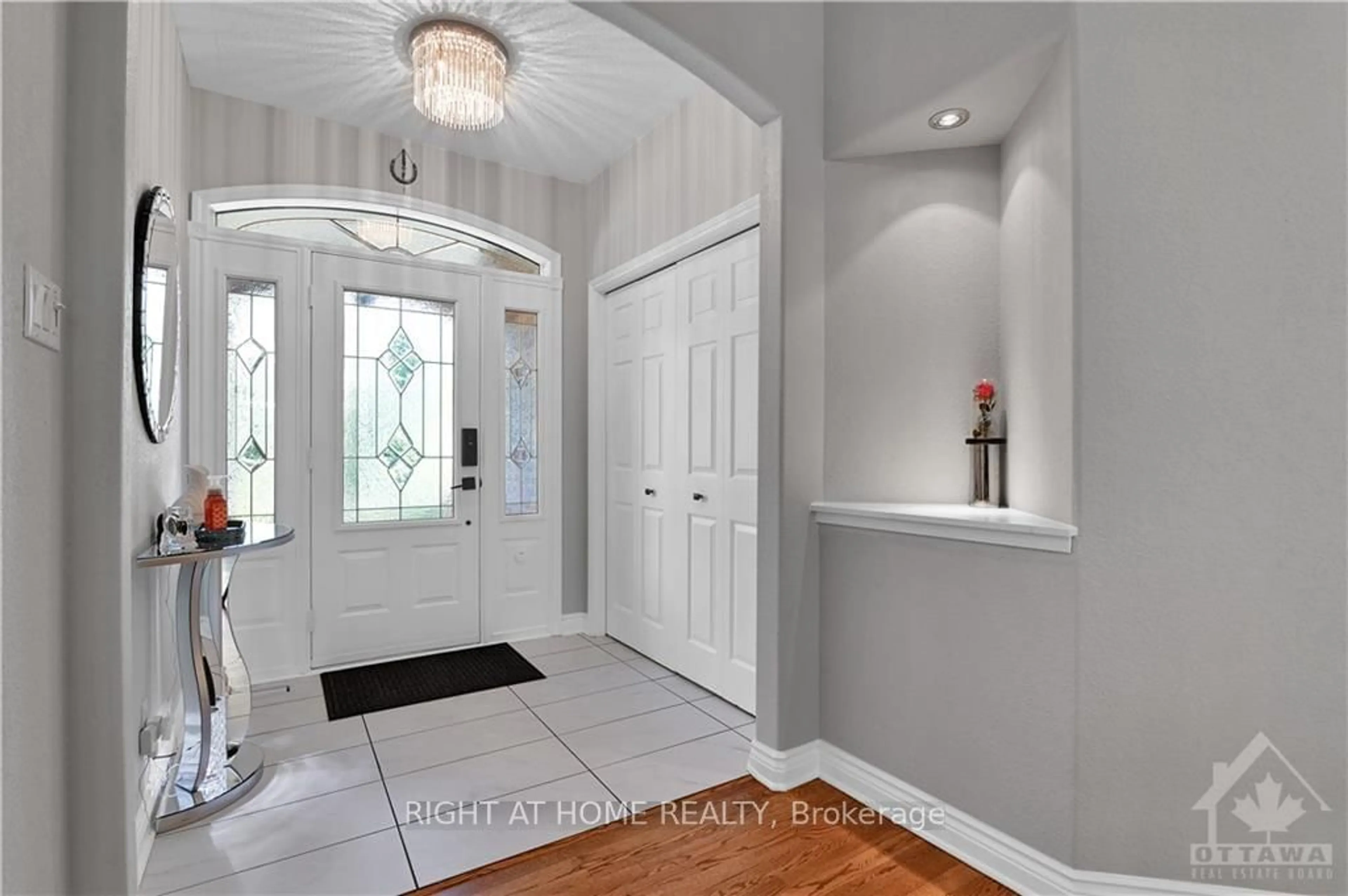 Indoor entryway for 36 Sawgrass Circ, Stittsville - Munster - Richmond Ontario H0A 1B0