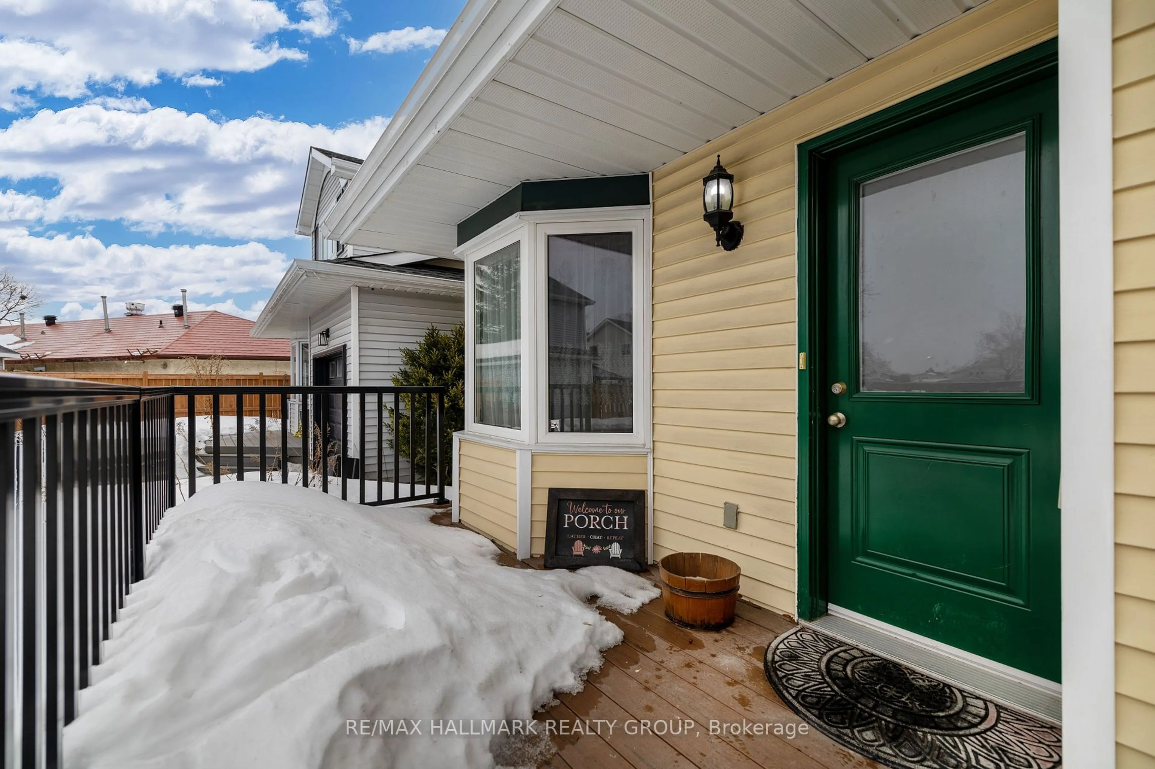 Indoor entryway for 3012 Victoria Heights Cres, Blossom Park - Airport and Area Ontario K1T 3M7