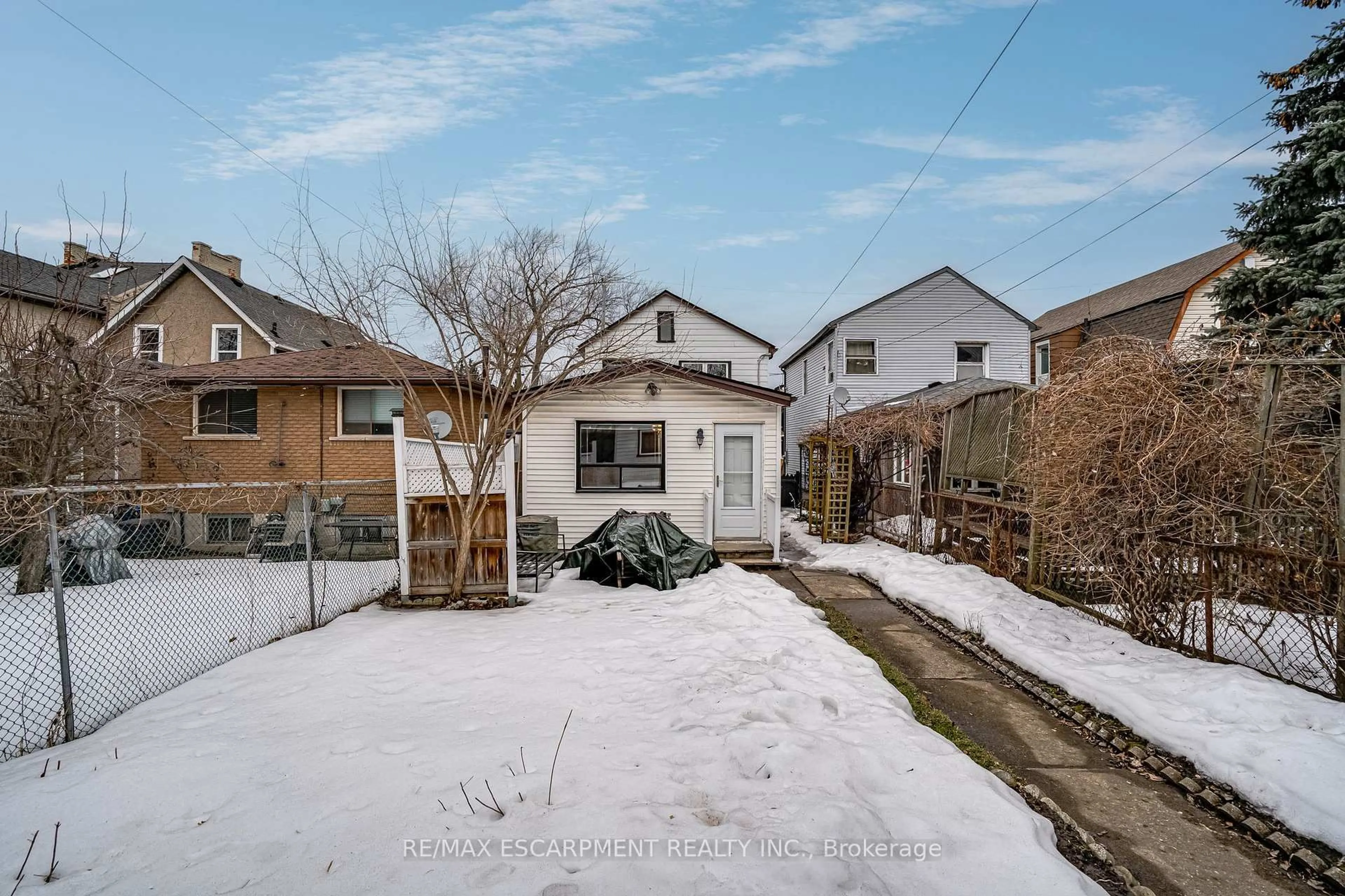 A pic from outside/outdoor area/front of a property/back of a property/a pic from drone, street for 21 Chatham St, Hamilton Ontario L8P 2B3