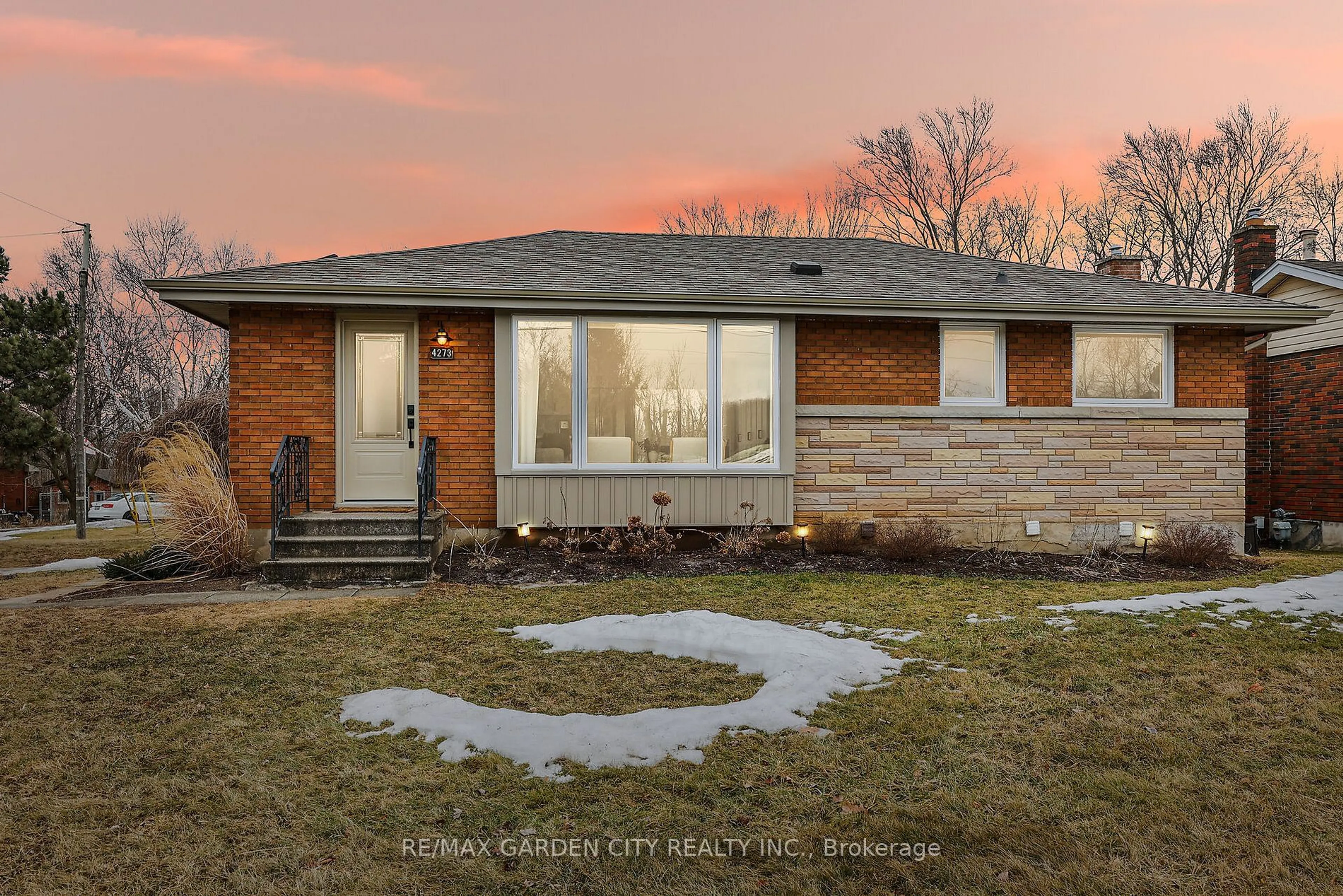 Home with brick exterior material, street for 4273 Lincoln Ave, Lincoln Ontario L0R 1B0