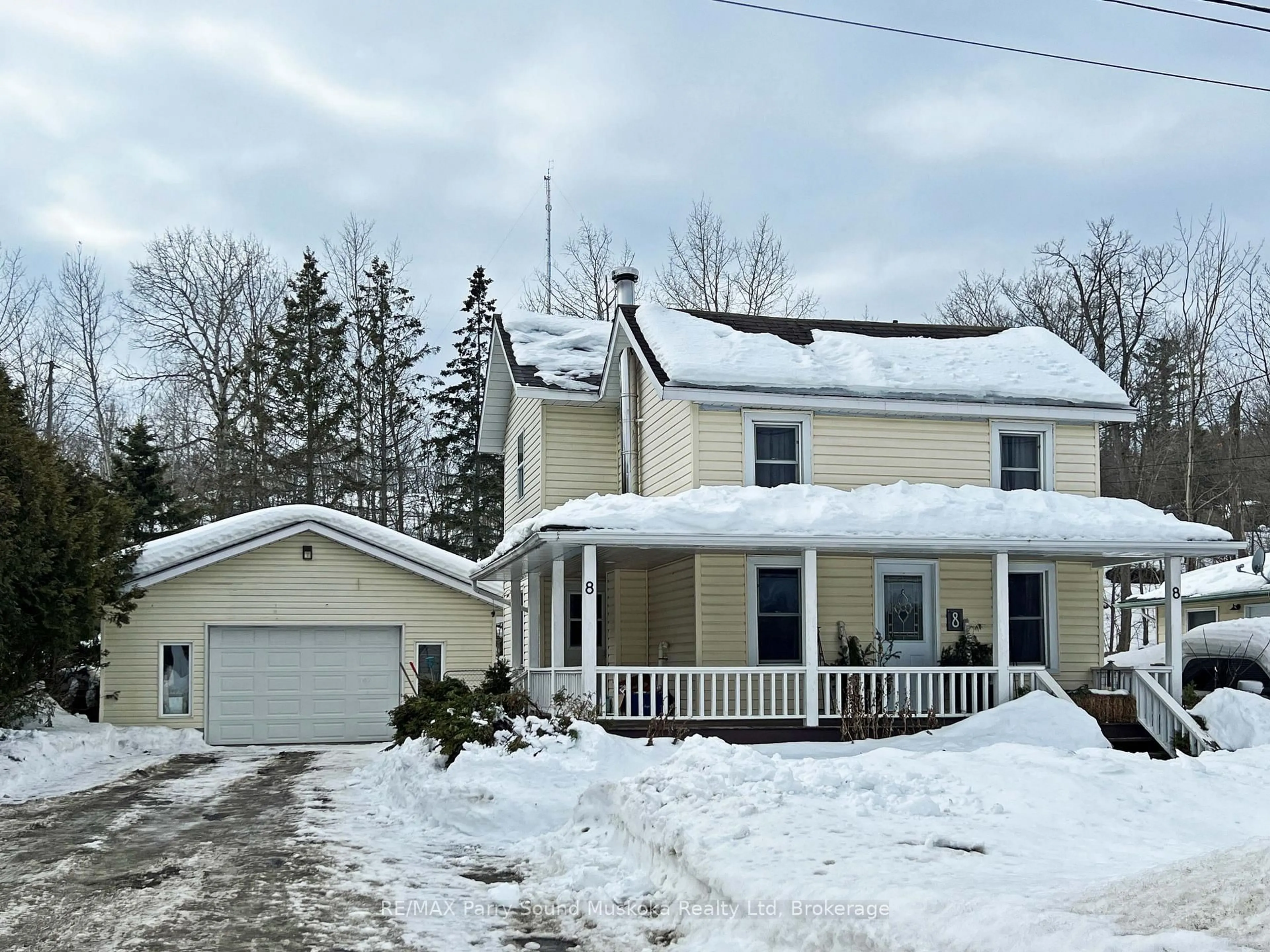 A pic from outside/outdoor area/front of a property/back of a property/a pic from drone, street for 8 MEADOW St, Parry Sound Ontario P2A 2L9