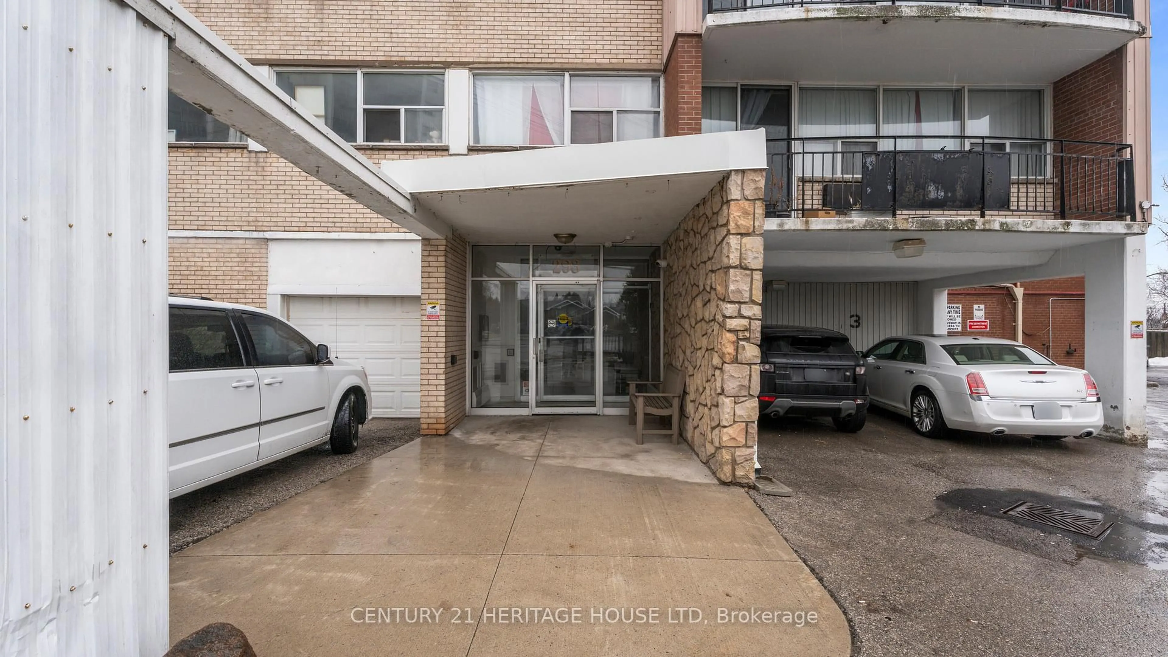 Indoor foyer for 293 Mohawk Rd #501, Hamilton Ontario L9A 2J1