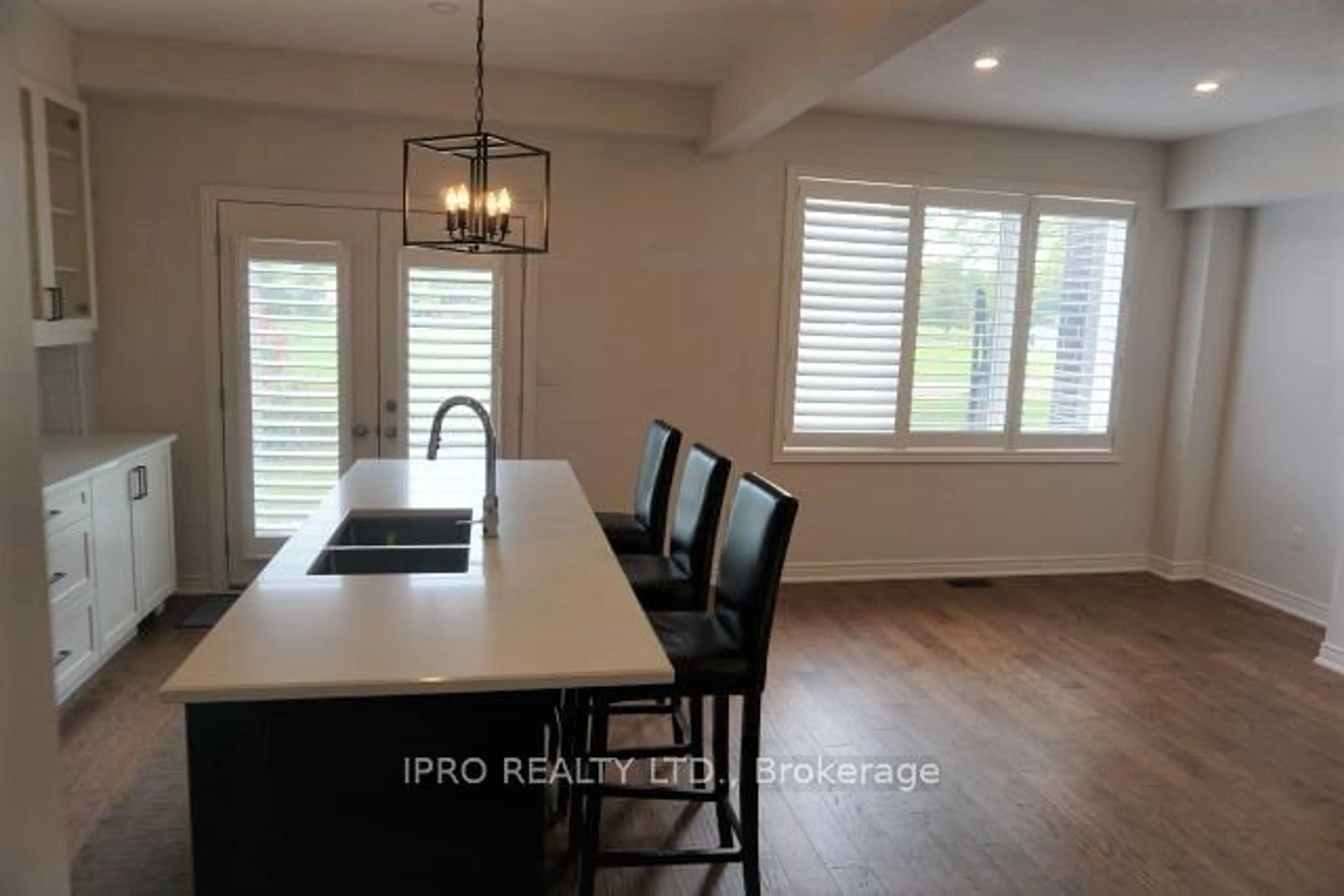 Open concept kitchen, wood/laminate floor for 4297 East Ave #8, Lincoln Ontario L0R 1B6