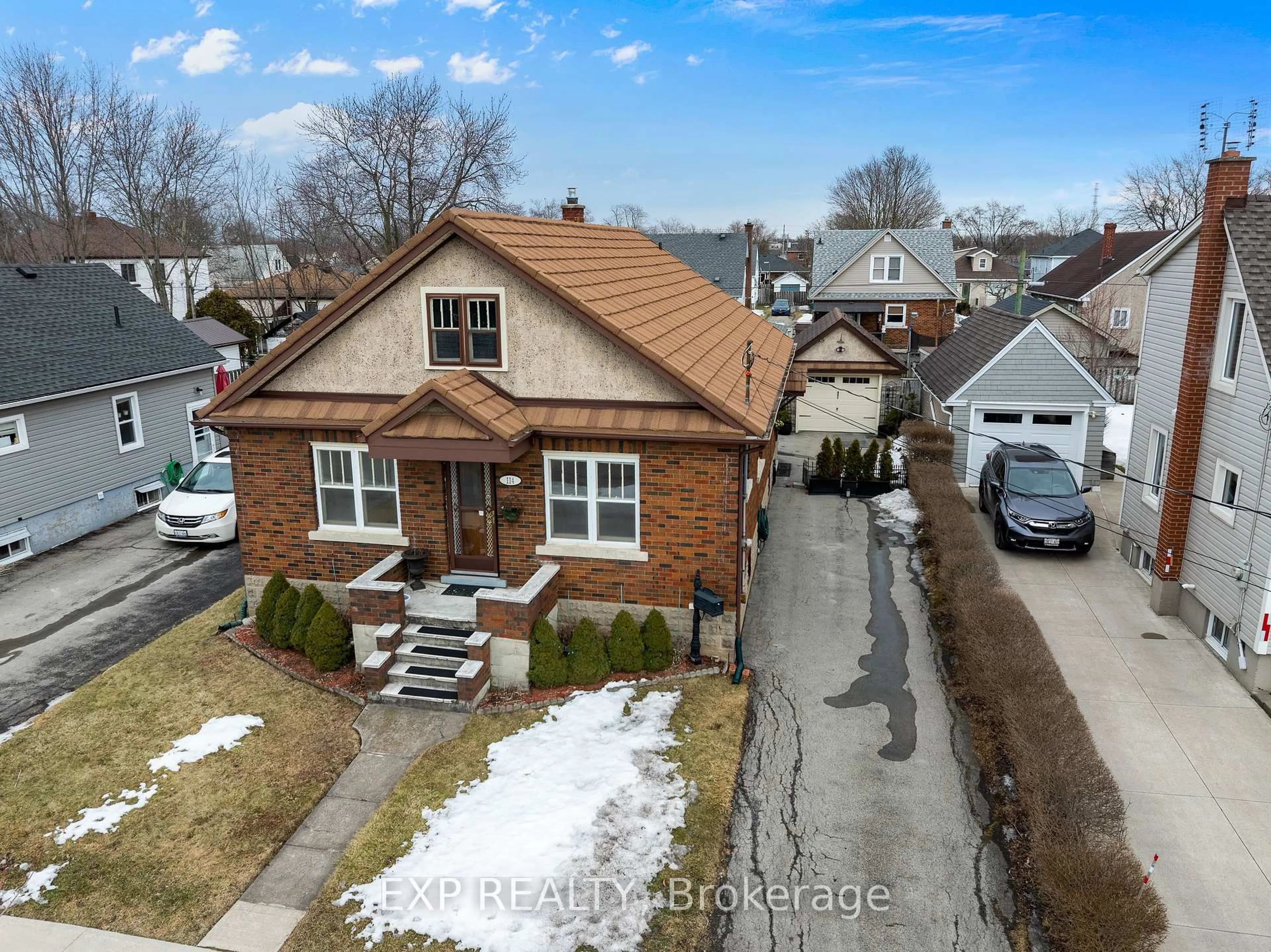 A pic from outside/outdoor area/front of a property/back of a property/a pic from drone, street for 114 Scholfield Ave, Welland Ontario L3B 1N5